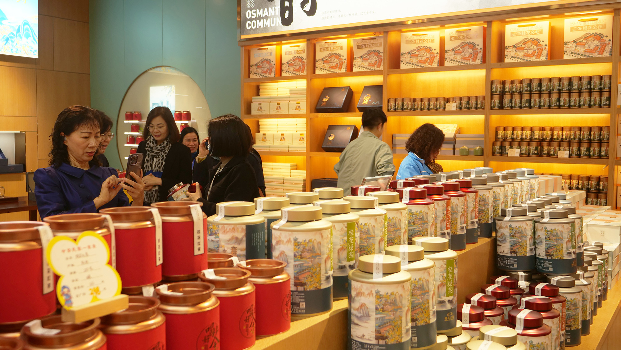 Quế Lâm là quê hương của hoa quế (hoa mộc), vì vậy những sản phẩm làm từ hoa quế như bánh hoa quế, trà hoa quế, rượu hoa quế, mật ong hoa quế đã trở thành món quà mà du khách mua về tặng người thân, bạn bè. Quế Lâm là quê hương của hoa quế (hoa mộc), vì vậy những sản phẩm làm từ hoa quế như bánh hoa quế, trà hoa quế, rượu hoa quế, mật ong hoa quế đã trở thành món quà mà du khách mua về tặng người thân, bạn bè.