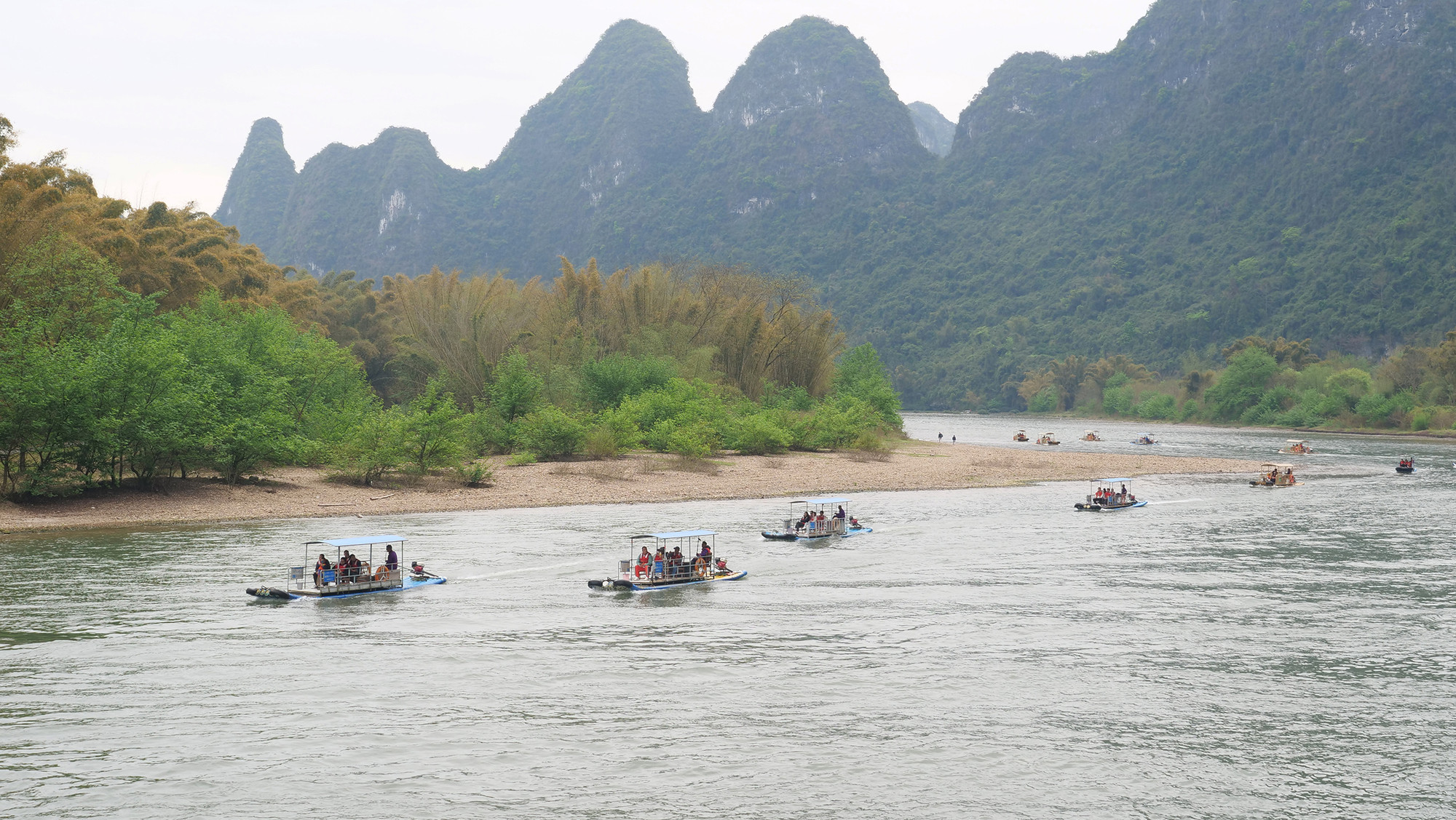 Du khách cũng có thể trải nghiệm ngồi bè trúc cho hành trình ngắn hơn để cảm nhận nước sông trong xanh trên nền núi đá vôi phong hóa và thảm thực vật đa dạng. Du khách cũng có thể trải nghiệm ngồi bè trúc cho hành trình ngắn hơn để cảm nhận nước sông trong xanh trên nền núi đá vôi phong hóa và thảm thực vật đa dạng.