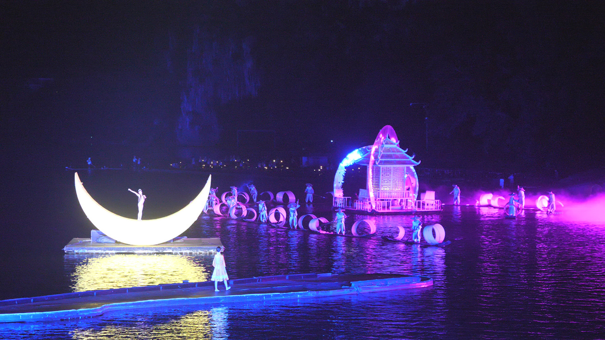 Biểu diễn thực cảnh sông nước “Ấn tượng chị Lưu Ba” (Liu Sanjie) với sự tham gia diễn xuất của hơn 600 diễn viên, được chỉ đạo bởi đạo diễn nổi tiếng Trung Quốc Trương Nghệ Mưu đã trở thành điểm nhấn cho du lịch đêm ở huyện Dương Sóc. Biểu diễn thực cảnh sông nước “Ấn tượng chị Lưu Ba” (Liu Sanjie) với sự tham gia diễn xuất của hơn 600 diễn viên, được chỉ đạo bởi đạo diễn nổi tiếng Trung Quốc Trương Nghệ Mưu đã trở thành điểm nhấn cho du lịch đêm ở huyện Dương Sóc.