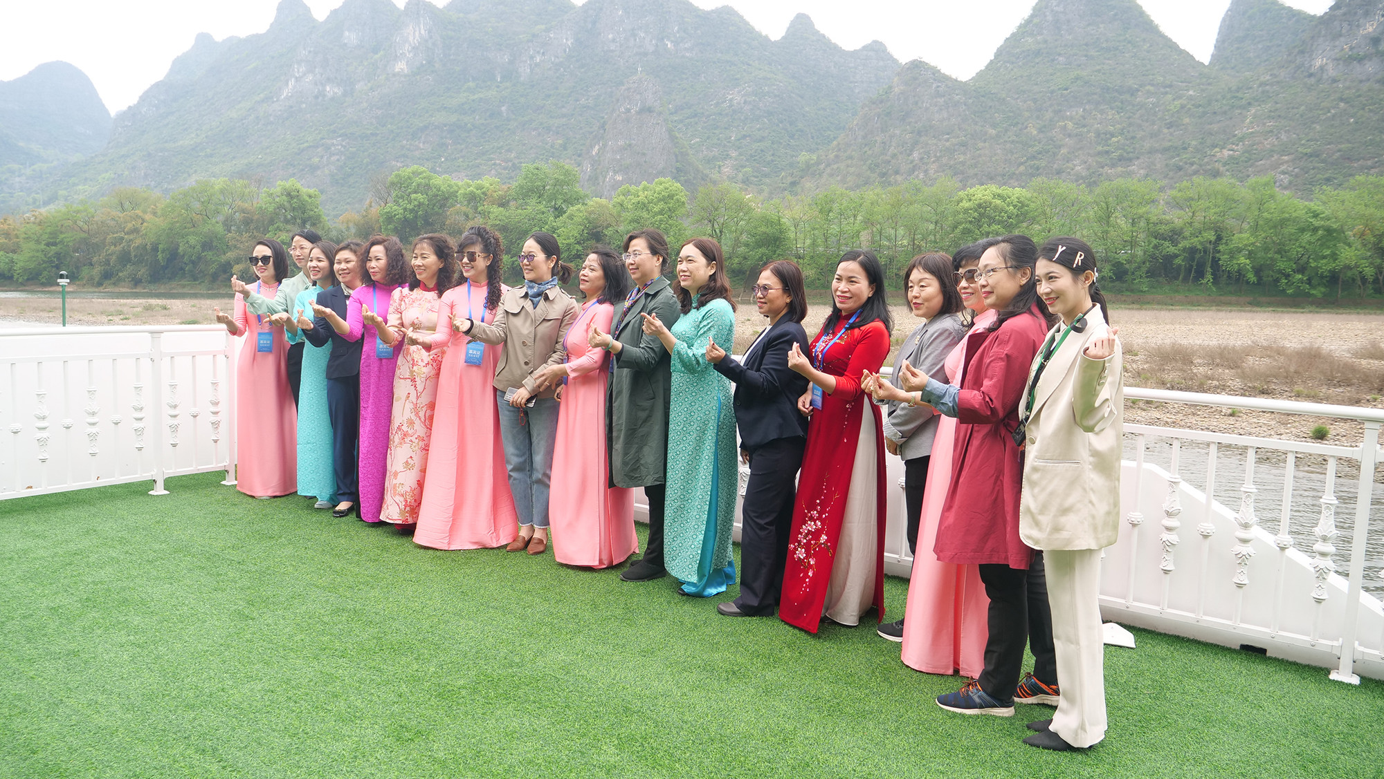 Với ưu thế về vị trí địa lý và giao thông thuận tiện, hàng năm thành phố Quế Lâm nói riêng và Quảng Tây nói chung thu hút rất nhiều du khách Việt Nam đến tham quan, du lịch. Với ưu thế về vị trí địa lý và giao thông thuận tiện, hàng năm thành phố Quế Lâm nói riêng và Quảng Tây nói chung thu hút rất nhiều du khách Việt Nam đến tham quan, du lịch.