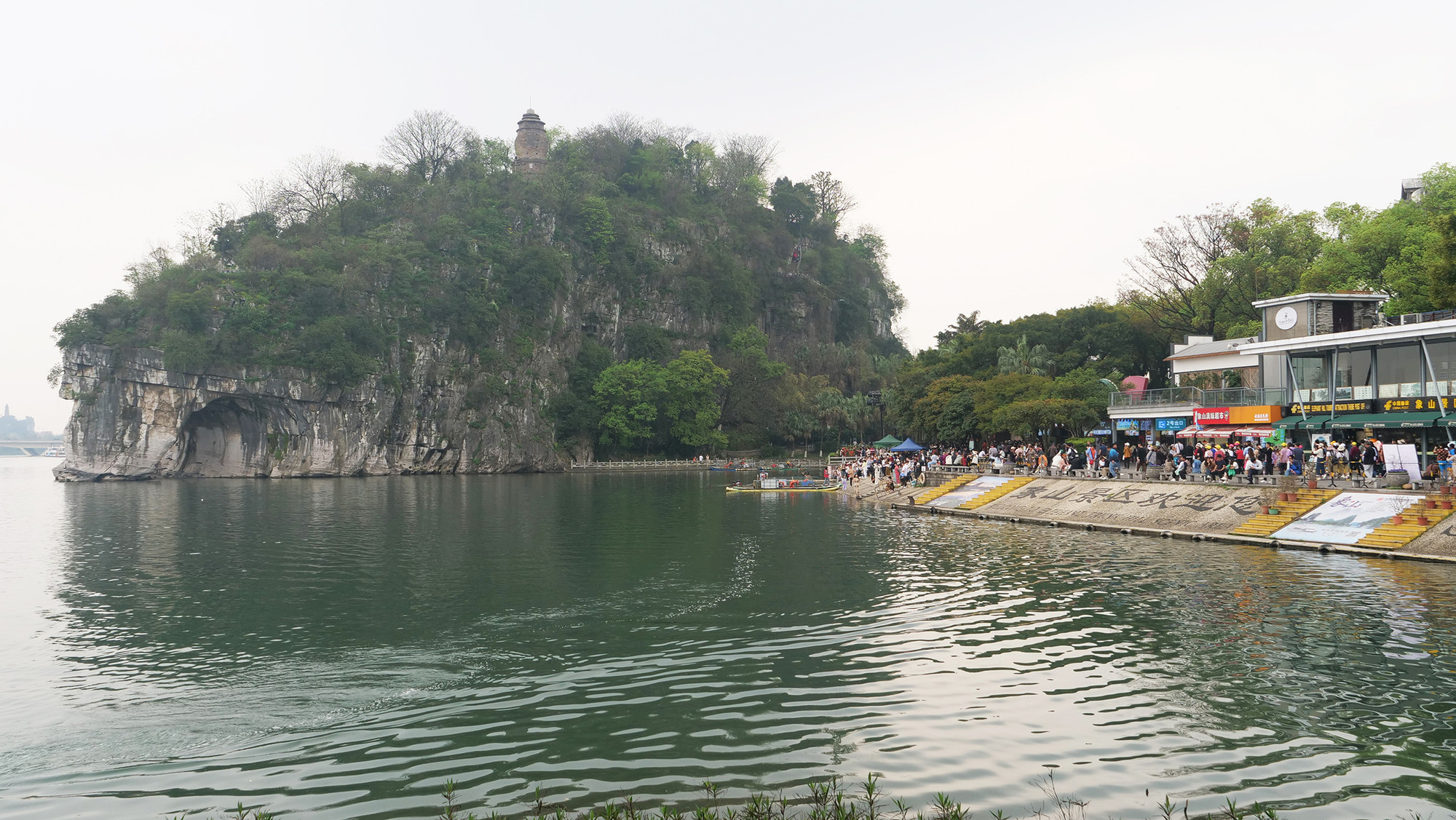 Núi Vòi voi là một điểm du lịch nằm trong lòng thành phố Quế Lâm và được coi là hình ảnh thu nhỏ của cảnh quan Quế Lâm khi có cả sông nước, núi đá, hang động. Núi Vòi voi là một điểm du lịch nằm trong lòng thành phố Quế Lâm và được coi là hình ảnh thu nhỏ của cảnh quan Quế Lâm khi có cả sông nước, núi đá, hang động.