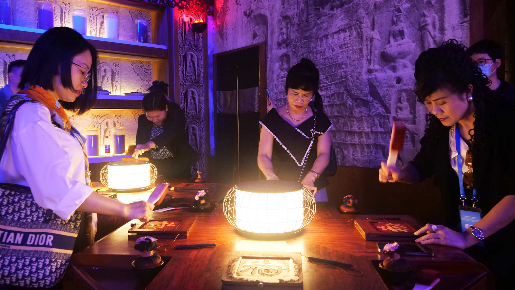 Du khách trải nghiệm in dập mực chữ nổi - một di sản văn hóa phi vật thể của Trung Quốc. Du khách trải nghiệm in dập mực chữ nổi - một di sản văn hóa phi vật thể của Trung Quốc.