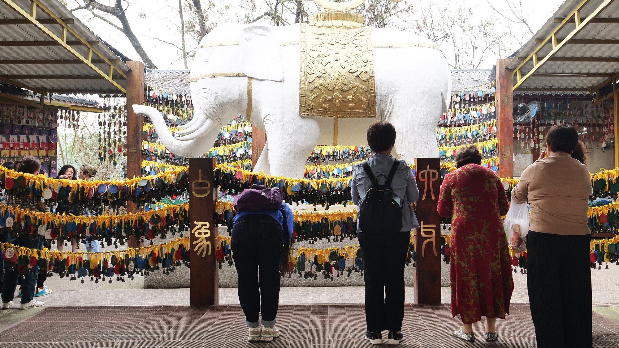 Những điều ước được viết và treo lên những chiếc chuông nhỏ xinh xắn để gửi tới thần Bạch tượng. Những điều ước được viết và treo lên những chiếc chuông nhỏ xinh xắn để gửi tới thần Bạch tượng.