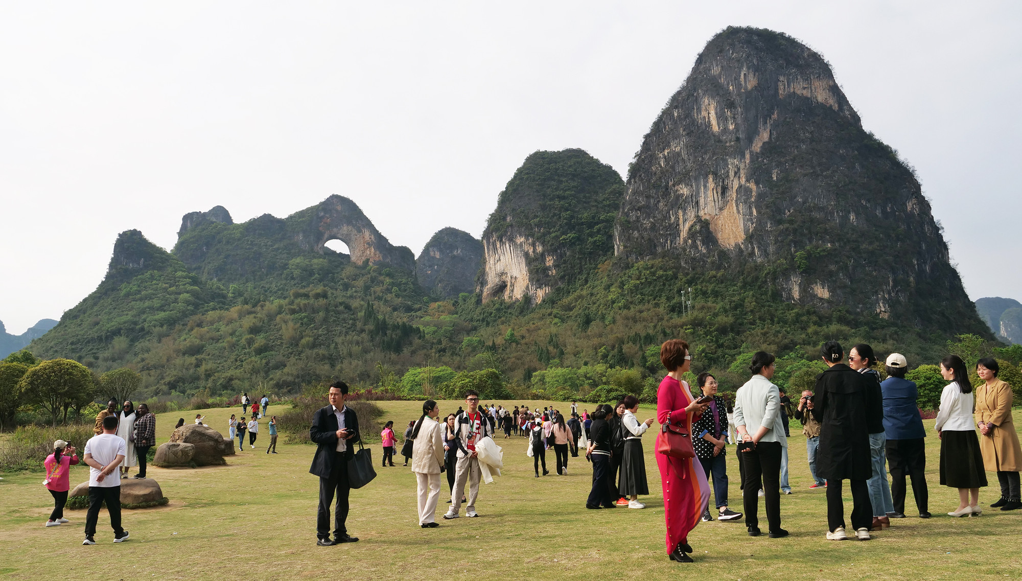 Núi mặt trăng là điểm du lịch nổi tiếng của huyện Dương Sóc hàng năm thu hút khoảng 3 triệu khách du lịch. 70% phụ nữ thôn Lịch làm kinh tế du lịch, trong đó nhiều người làm tình nguyện viên hướng dẫn cho du khách. Núi mặt trăng là điểm du lịch nổi tiếng của huyện Dương Sóc hàng năm thu hút khoảng 3 triệu khách du lịch. 70% phụ nữ thôn Lịch làm kinh tế du lịch, trong đó nhiều người làm tình nguyện viên hướng dẫn cho du khách.