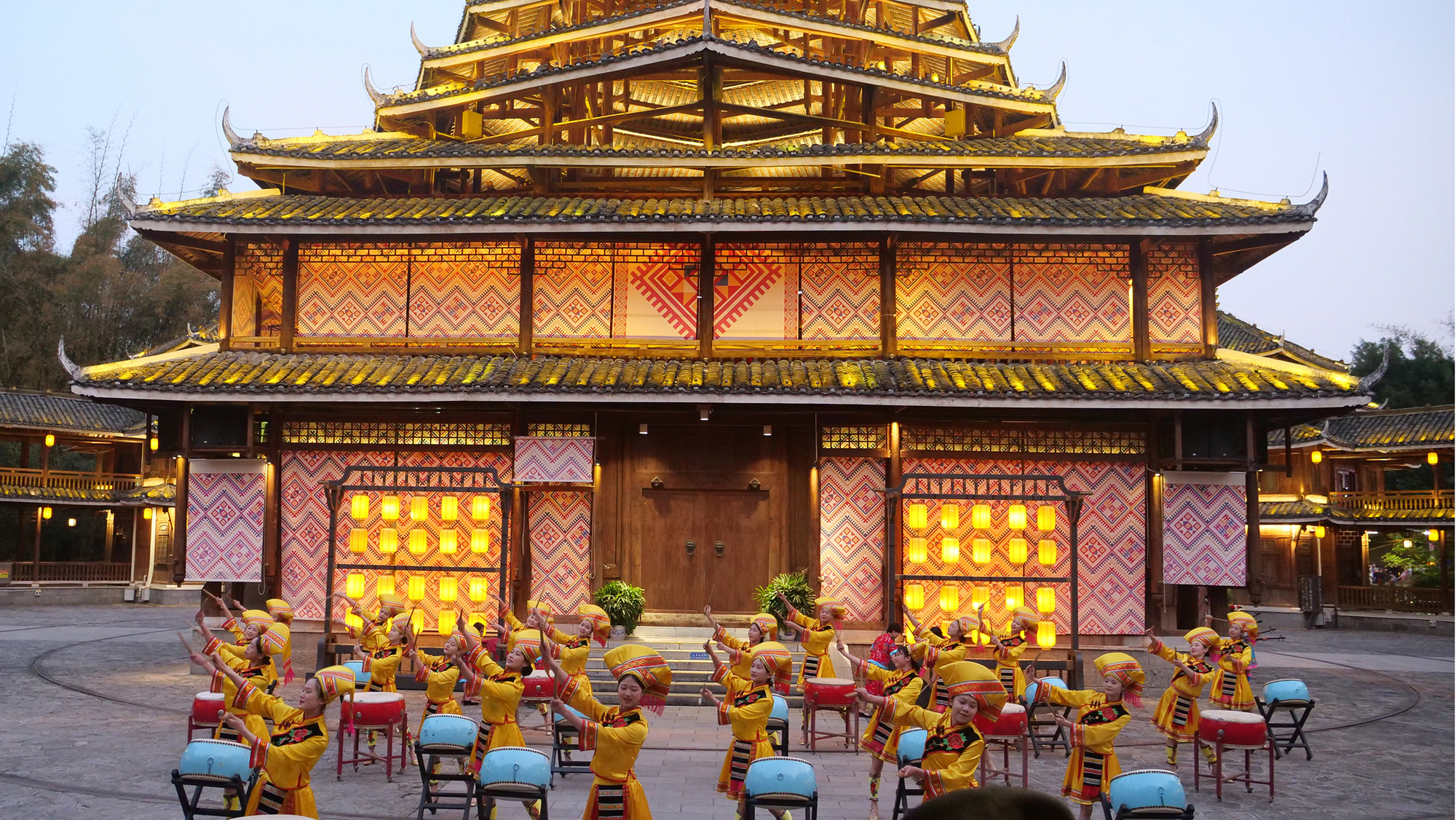 Các tiết mục biểu diễn văn nghệ được tổ chức trong không gian đậm chất văn hóa truyền thống. Các tiết mục biểu diễn văn nghệ được tổ chức trong không gian đậm chất văn hóa truyền thống.