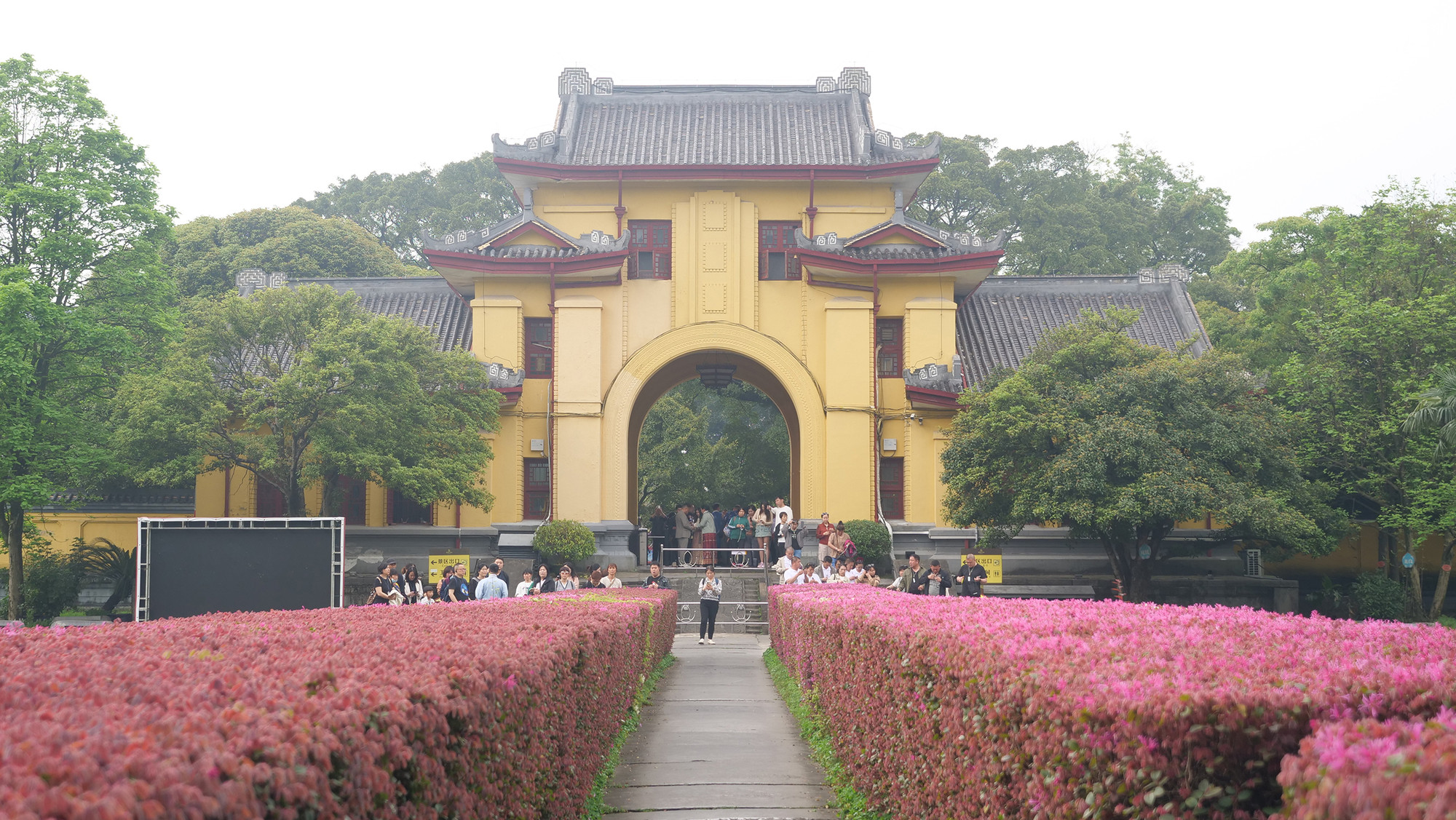 Với hơn 650 năm lịch sử, Tĩnh Giang vương phủ là chứng nhân lịch sử của vùng đất Quế Lâm. Nơi đây đã từng là vương phủ, cống viện (trường học và khảo trường thời phong kiến), trụ sở làm việc của chính quyền Quảng Tây, Trường Sư phạm số 2 Quảng Tây, Học viện Sư phạm Quế Lâm... Với hơn 650 năm lịch sử, Tĩnh Giang vương phủ là chứng nhân lịch sử của vùng đất Quế Lâm. Nơi đây đã từng là vương phủ, cống viện (trường học và khảo trường thời phong kiến), trụ sở làm việc của chính quyền Quảng Tây, Trường Sư phạm số 2 Quảng Tây, Học viện Sư phạm Quế Lâm...