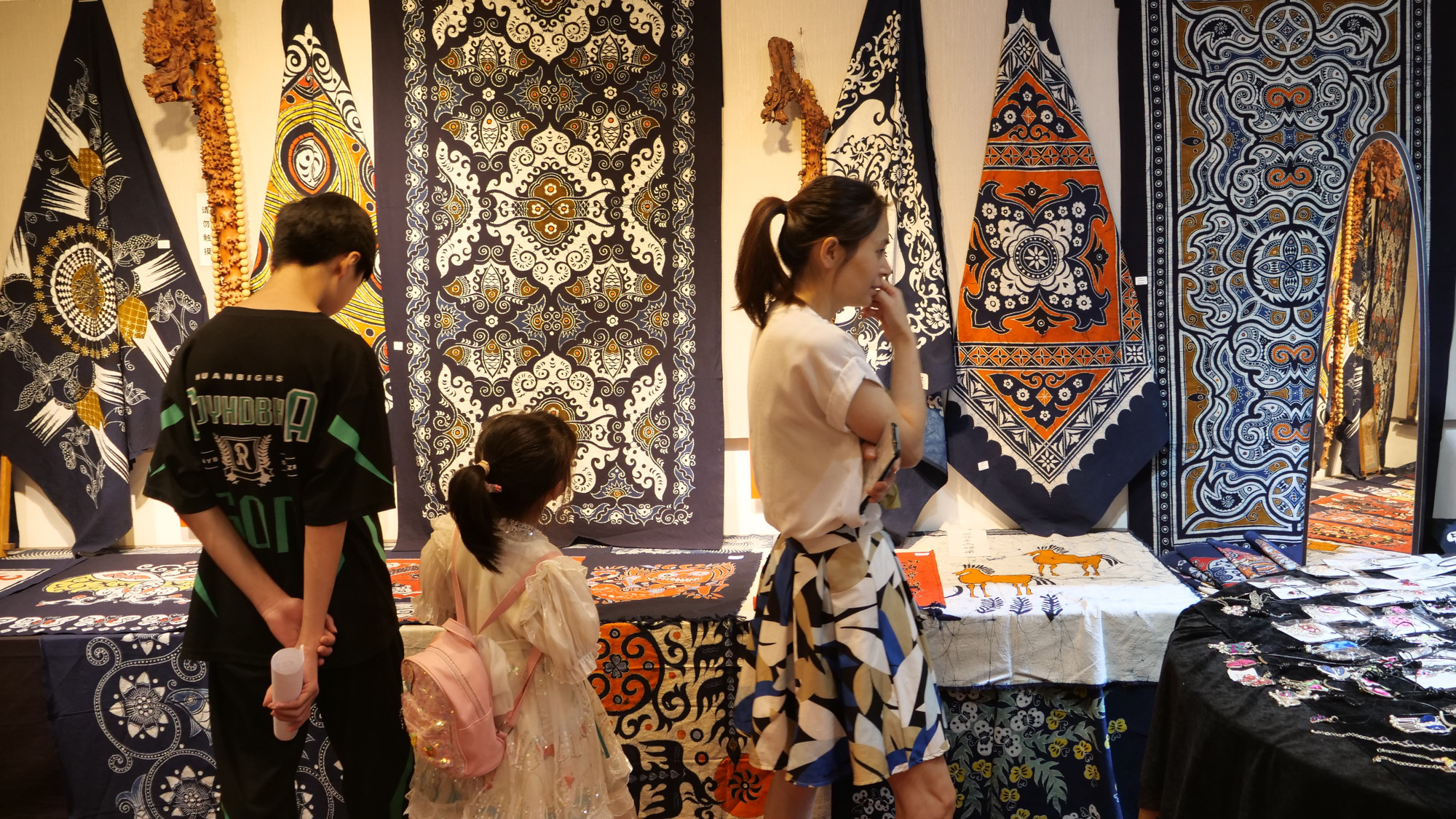 Du khách tìm hiểu vải nhuộm sáp thủ công - Di sản văn hóa phi vật thể cấp quốc gia Trung Quốc.