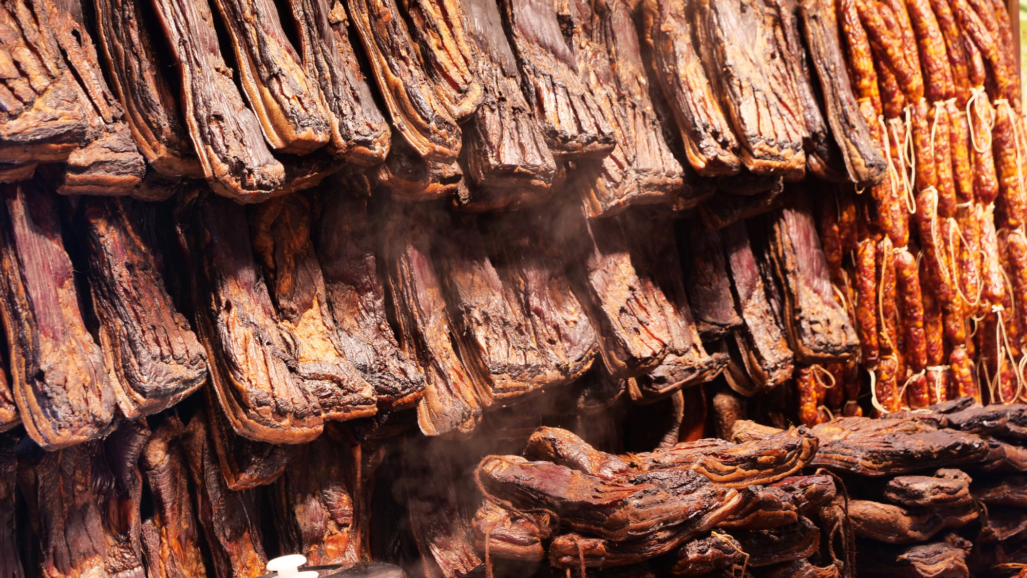 Thịt muối Trùng Khánh được nhiều người yêu thích bởi luôn đáp ứng tiêu chí màu sắc phải tươi, hương vị phải thơm, hình dáng phải đủ nạc-mỡ-bì. Thịt muối chủ yếu thái miếng mỏng xào với các loại rau, nấm, hành, tỏi để ứng với câu “Một nhà xào thịt muối, cả làng hưởng mùi thơm”. Thịt muối Trùng Khánh được nhiều người yêu thích bởi luôn đáp ứng tiêu chí màu sắc phải tươi, hương vị phải thơm, hình dáng phải đủ nạc-mỡ-bì. Thịt muối chủ yếu thái miếng mỏng xào với các loại rau, nấm, hành, tỏi để ứng với câu “Một nhà xào thịt muối, cả làng hưởng mùi thơm”.