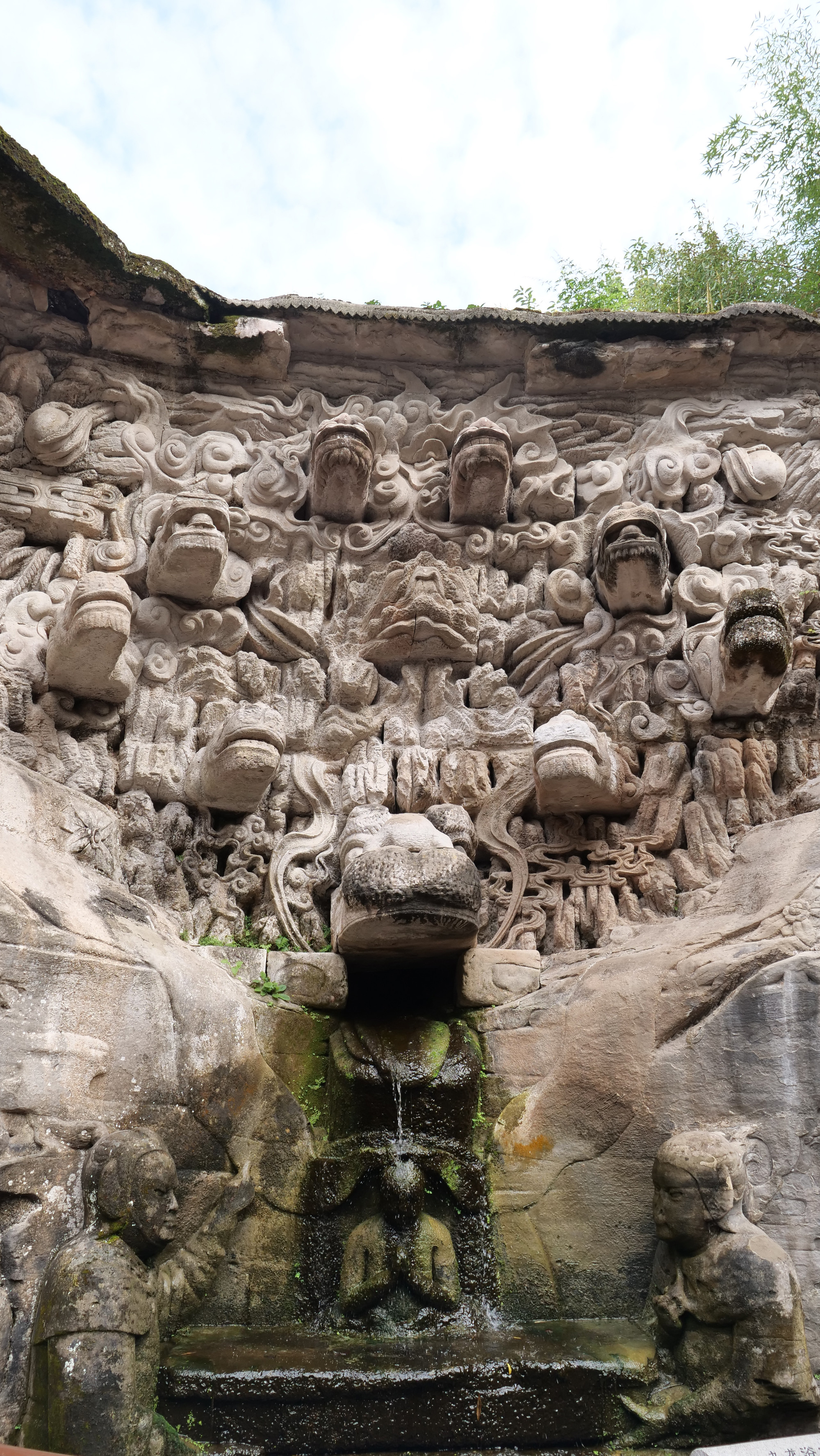 Các thợ điêu khắc xưa đã khéo léo kết hợp địa hình sơn khê và truyền thuyết Thích Ca Mầu Ni giáng phàm đầu thai để tạo nên tác phẩm “Chín con rồng tắm cho thái tử”.