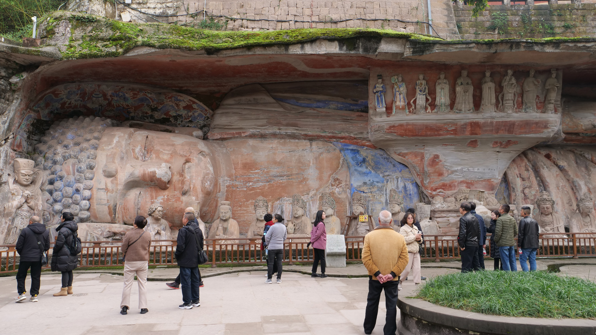 "Thích Ca Mầu Ni niết bàn" là bức tượng lớn nhất trong quần thể điêu khắc tượng đá Đại Túc. Tượng Thích Ca Mầu Ni niết bàn dài 31, ở tư thế nằm nghiêng với nửa thân trên được điêu khắc trên vách đá, nửa thân dưới ẩn chìm vào trong lòng núi, dường như các nghệ nhân điêu khắc đá xưa muốn thể hiện ý tưởng phật pháp vô lượng, không thể thấy hết được.