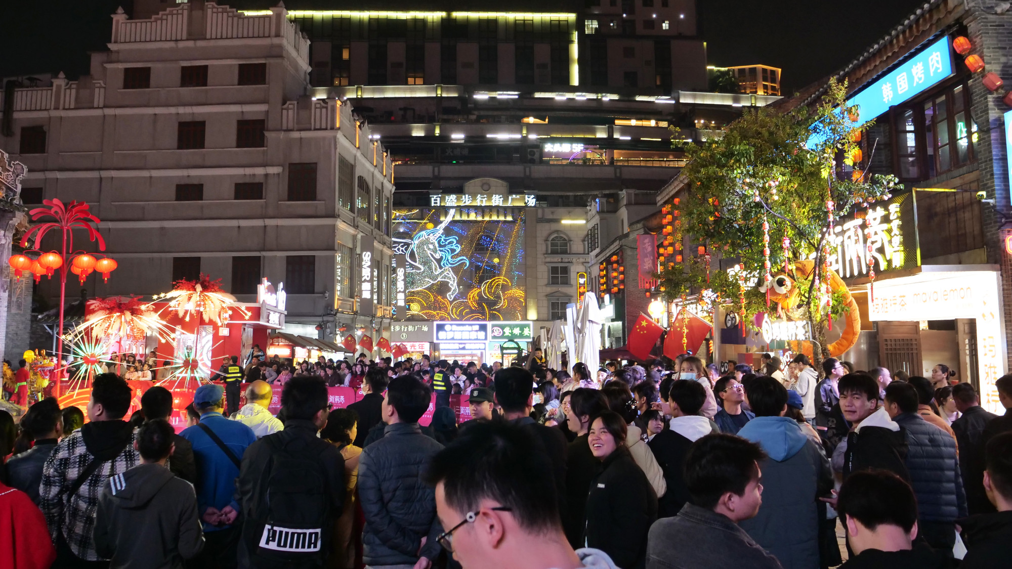 Ba phố hai ngõ là ba phố Hưng Ninh, phố Dân Sinh và phố Giải Phóng, hai ngõ là ngõ Kim Sư và ngõ Ngân Sư. Khu phố này có hơn 20 điểm di tích lịch sử, văn hóa như Thành hoàng miếu, Nhà tưởng niệm Đặng Dĩnh Siêu, Hội quán Lưỡng Hồ, Thương hội Nam Ninh...