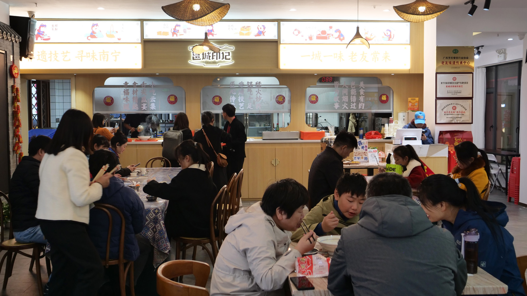 Quán ăn "Dấu ấn thành Ung Châu" luôn kín chỗ bởi du khách tìm đến thưởng thức món mỳ và các món ăn vặt truyền thống của Nam Ninh nói riêng và Quảng Tây nói chung.