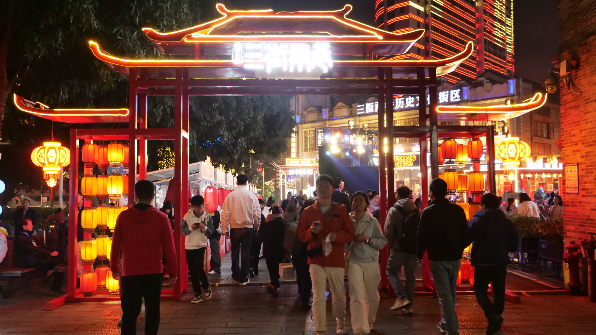 [Ảnh] Sôi động kinh tế đêm ở thành phố Nam Ninh, Trung Quốc ảnh 1