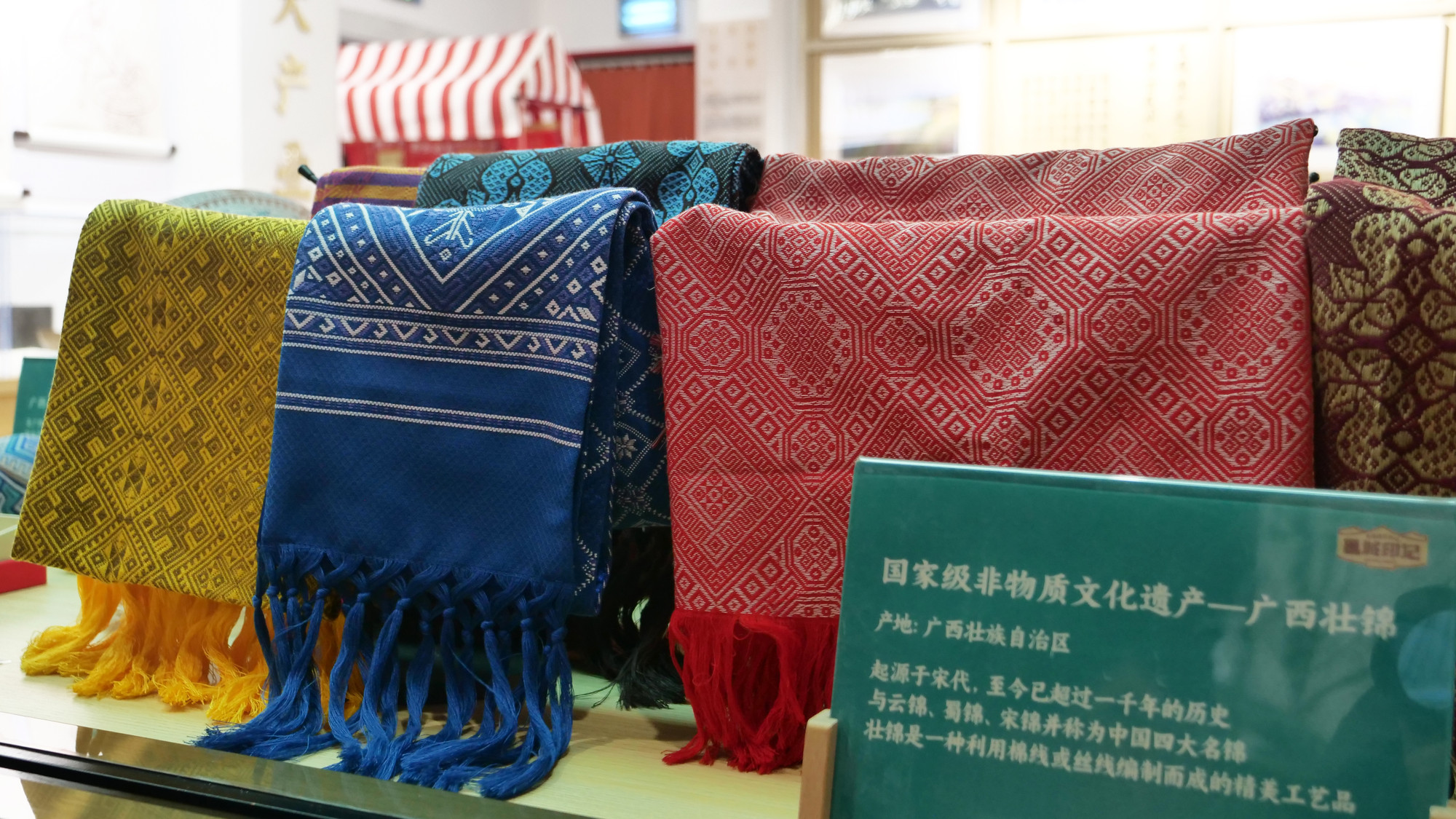 Thổ cẩm Choang-di sản văn hóa phi vật thể cấp quốc gia Trung Quốc là sản phẩm được giới thiệu và bày bán nhiều ở khu phố văn hóa-lịch sử ba phố hai ngõ.