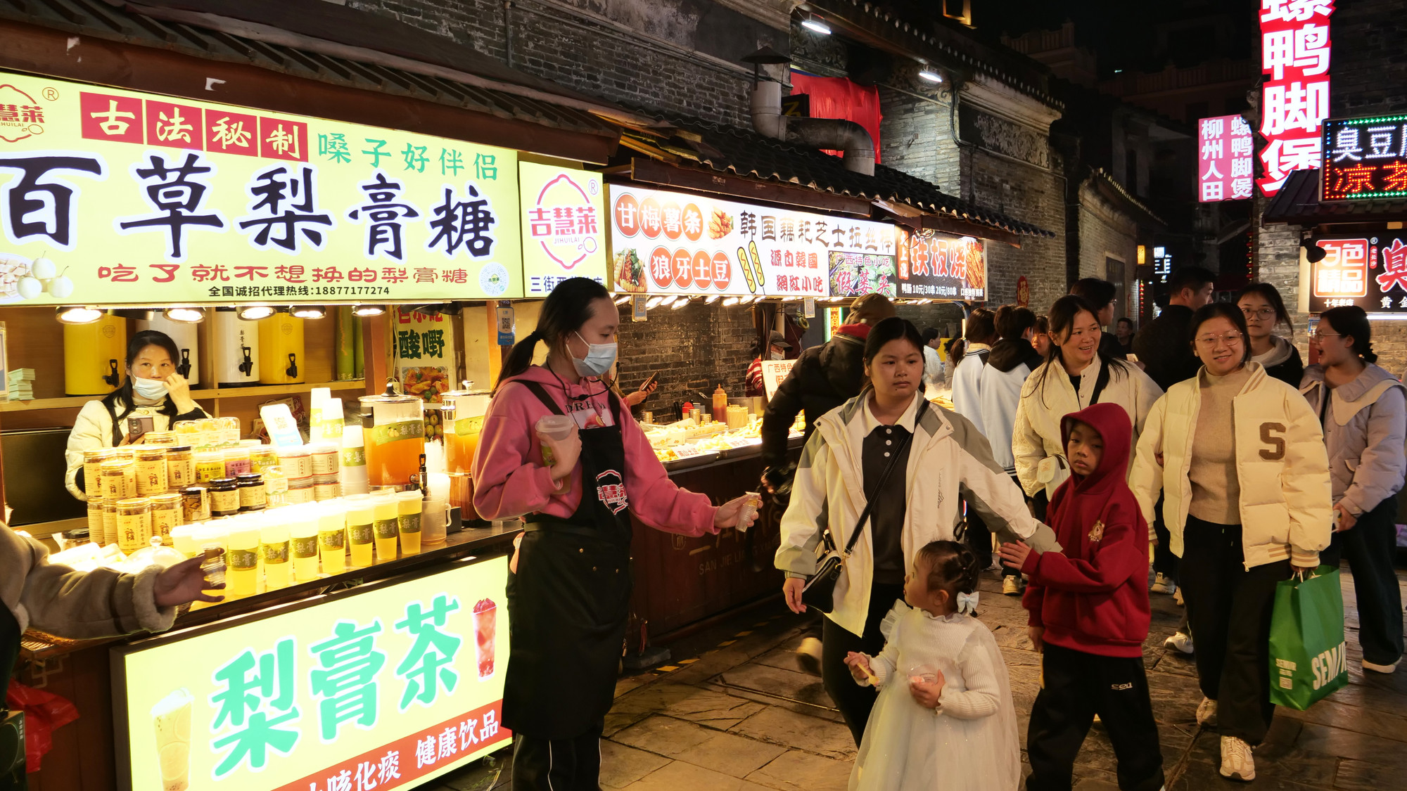 Ẩm thực là một phần không thể thiếu ở các khu phố văn hóa-lịch sử, phố đi bộ...