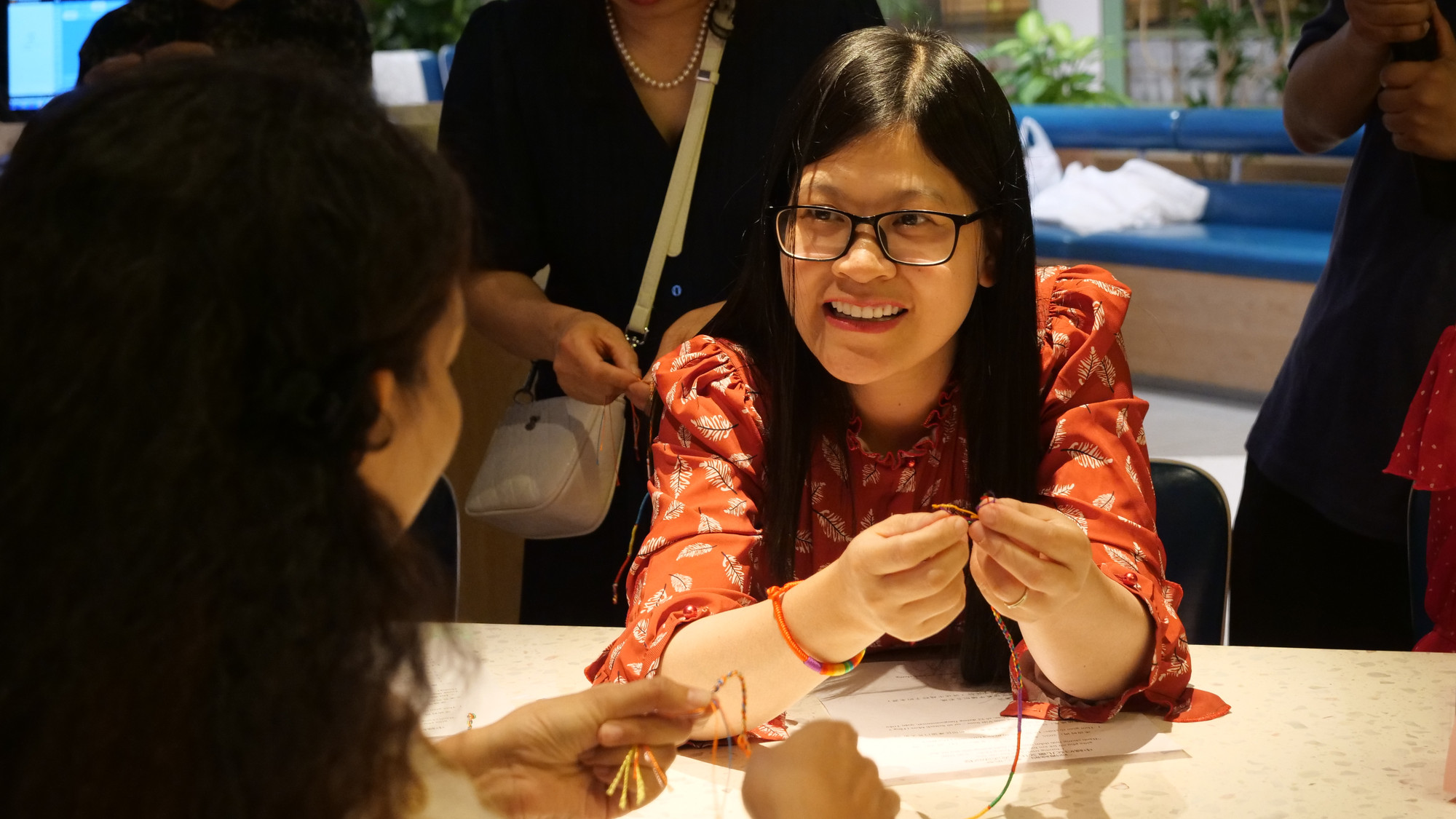 Vào dịp Tết Đoan Ngọ các bậc phụ huynh sẽ buộc chỉ ngũ sắc lên cổ tay, cổ chân của các bạn nhỏ để xua đuổi những điều không may mắn và cầu bình an, khỏe mạnh.