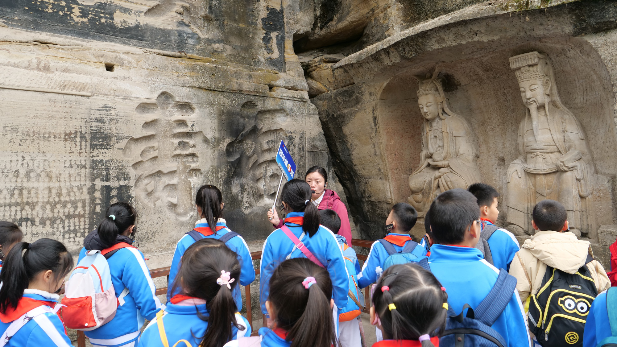 Di tích điêu khắc tượng đá Bảo Đỉnh Sơn cũng là một trong những địa chỉ hoạt động ngoại khóa giáo dục cho các em học sinh về tình mẫu tử, lòng biết ơn và tính hướng thiện của con người.