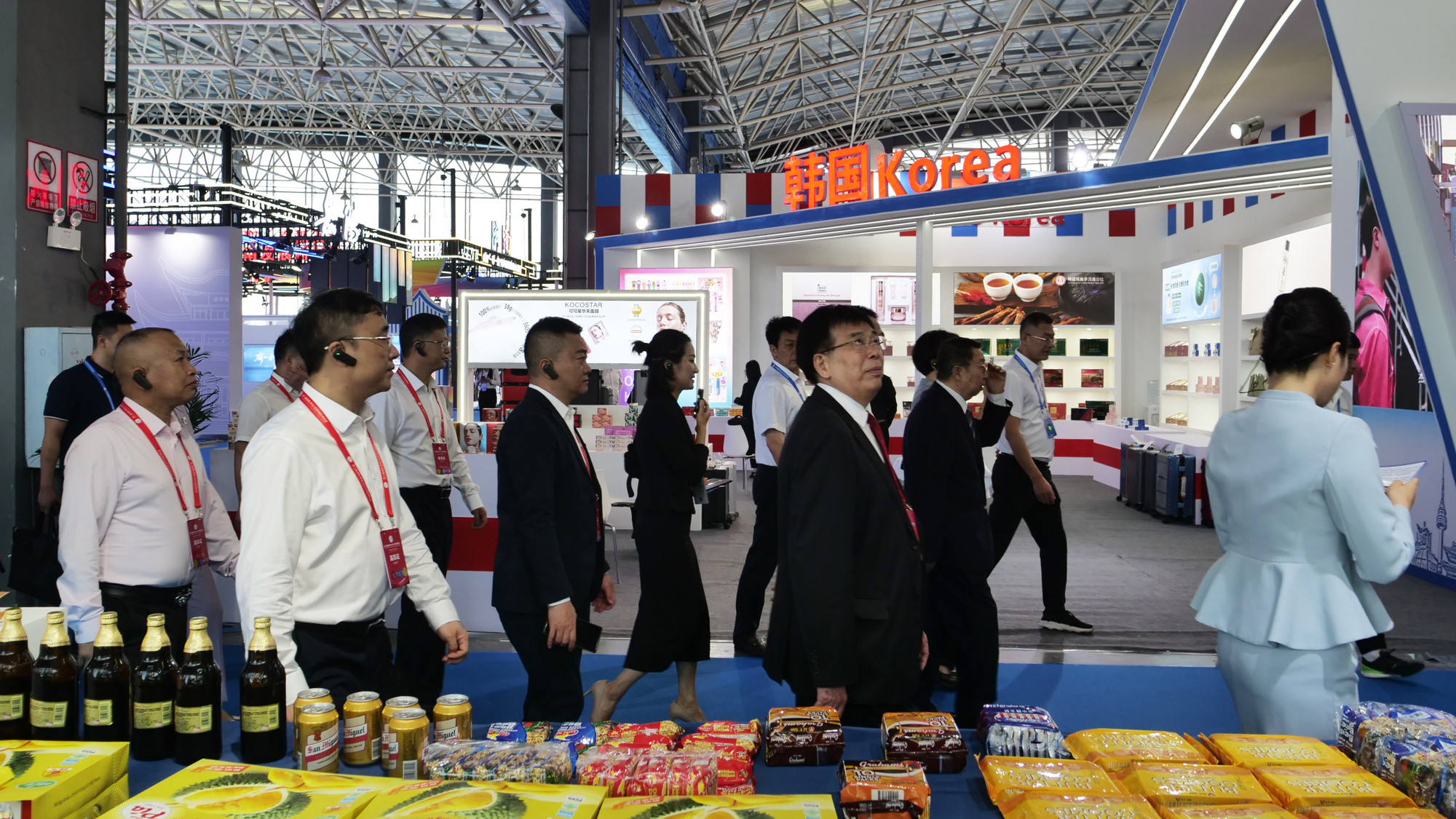 Khách tham quan các khu trưng bày.