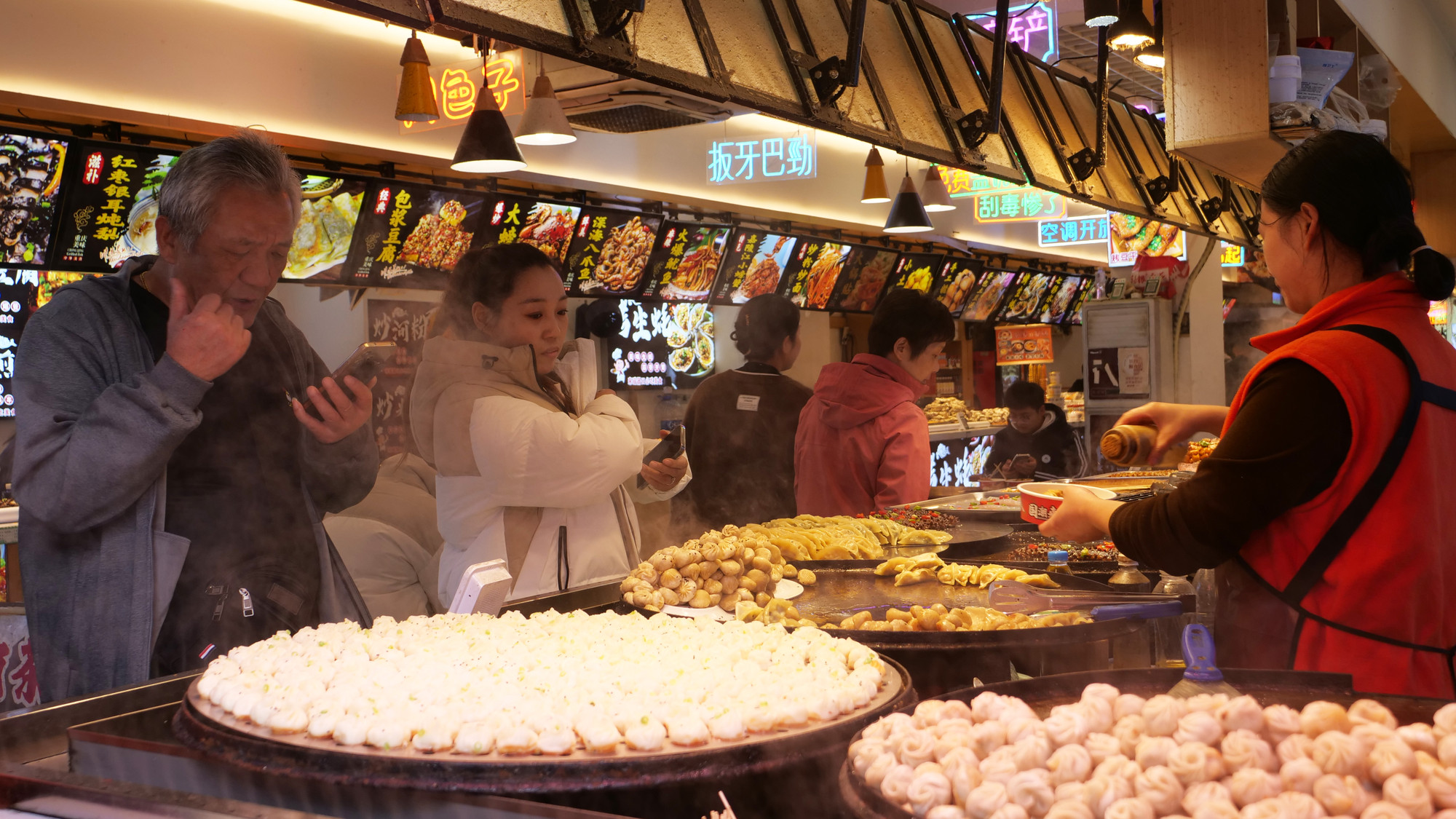 Một quầy hàng chuyên bánh jiaozi rán, bánh bao hấp nóng nổi vừa ăn vừa thổi. Một quầy hàng chuyên bánh jiaozi rán, bánh bao hấp nóng nổi vừa ăn vừa thổi.