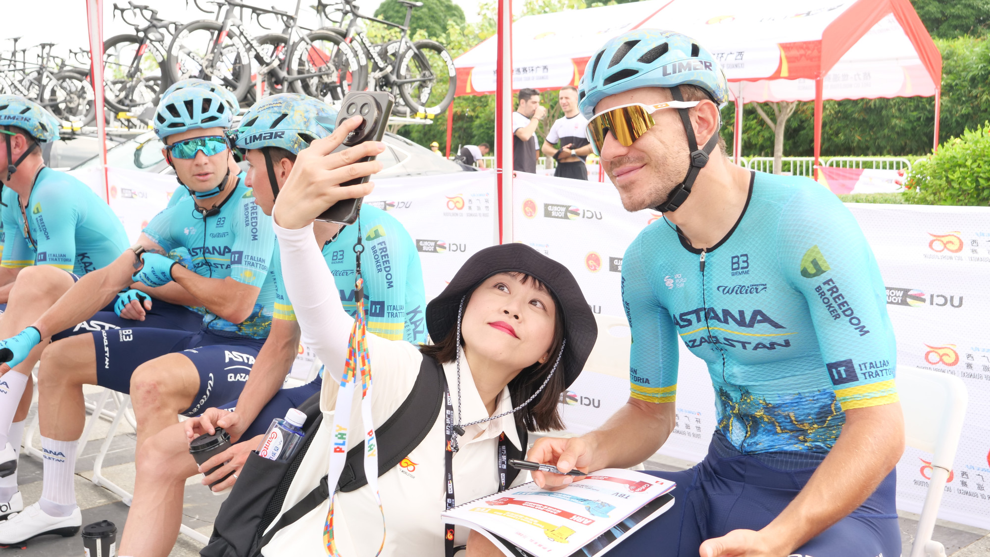 Người hâm mộ chụp ảnh chung với cua-rơ đội Astana Qazaqstan.