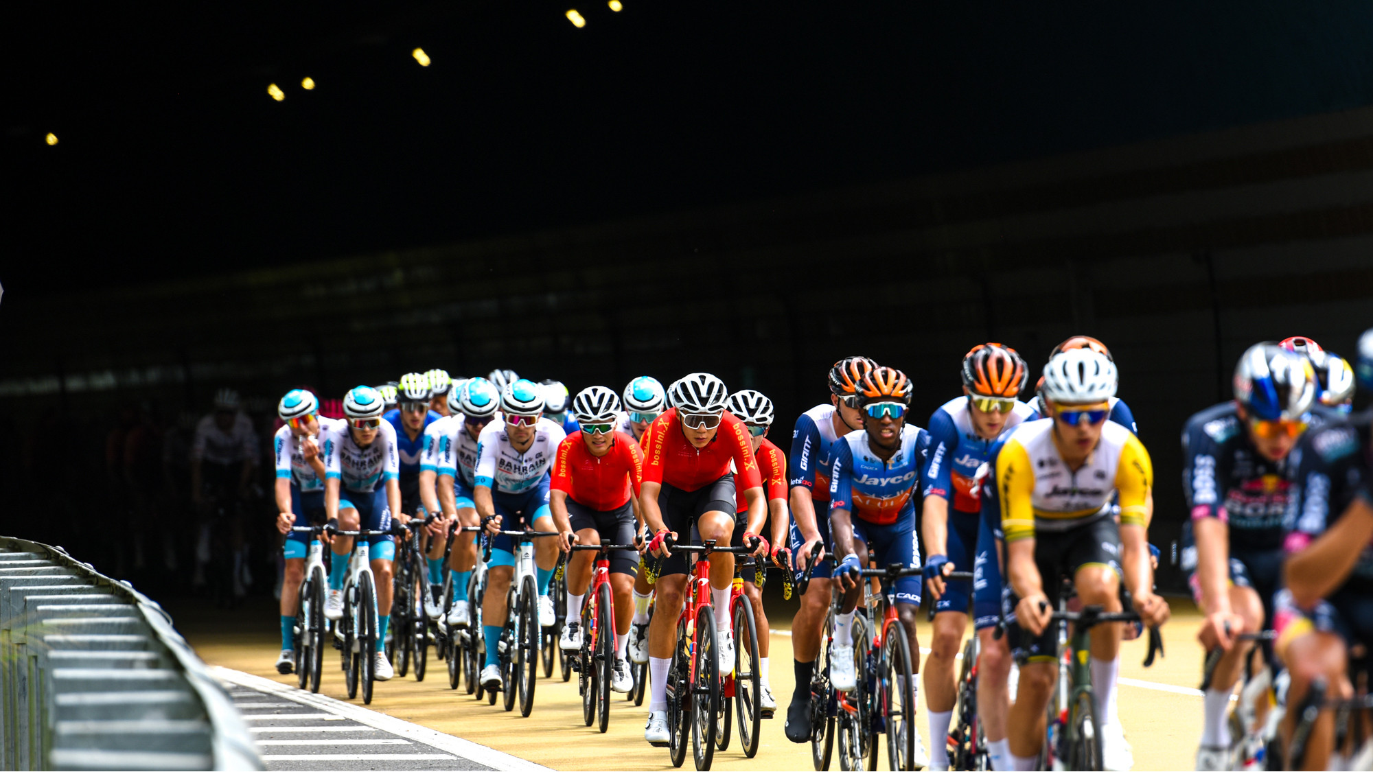 Các cua-rơ vừa ra khỏi hầm xuyên núi.