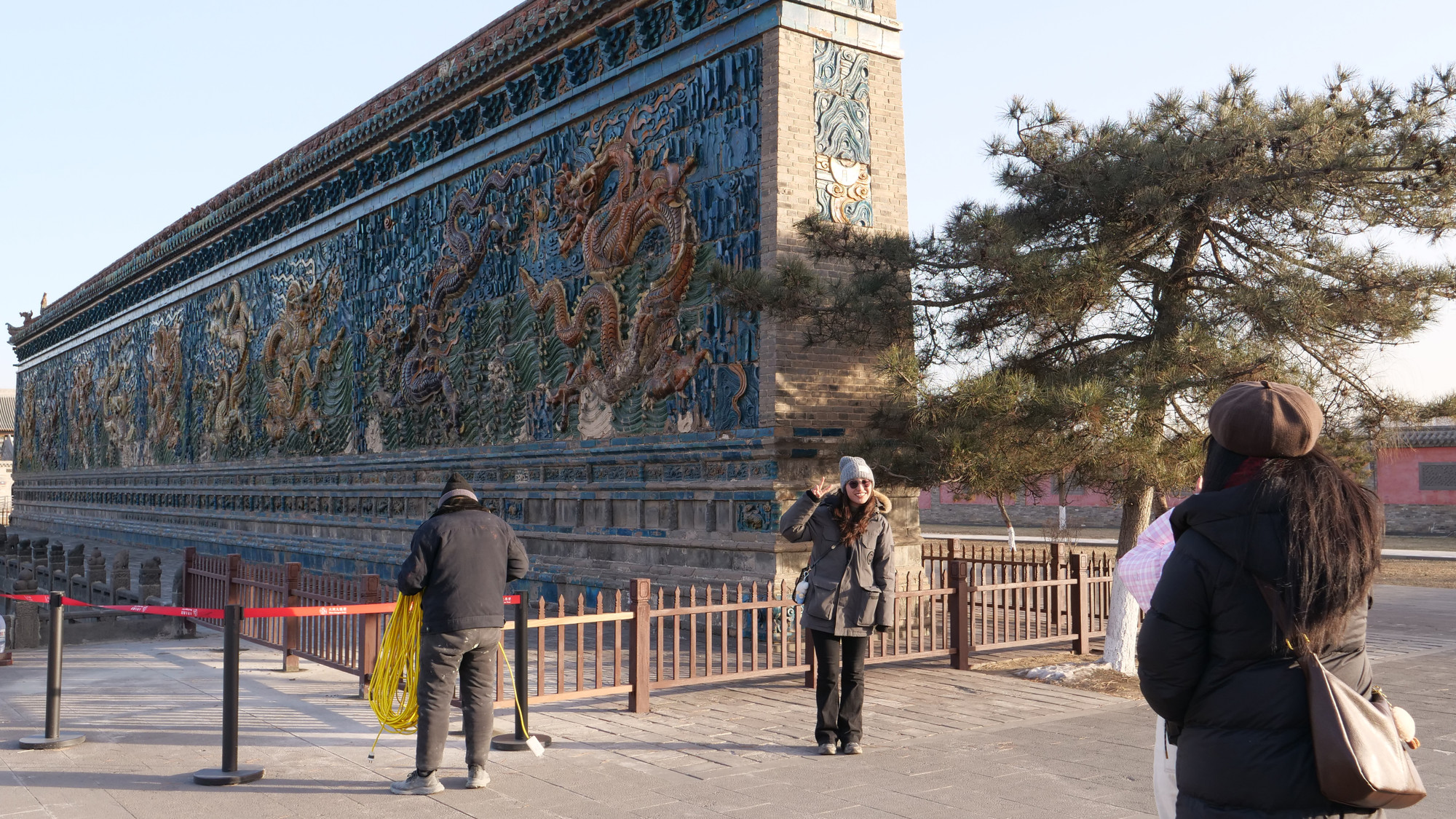 Phần mặt chính của Cửu long bích được ốp bởi 426 miếng gạch lưu ly ngũ sắc đặc biệt tạo nên bức tranh chín con rồng nổi bật trên nền sơn thủy, hoa cỏ. Phía trước có một hồ nước hình chữ nhật để chín con rồng soi bóng, khi mặt nước lay động, hình ảnh chín con rồng như đang vờn mây lướt gió trên nền trời cao.