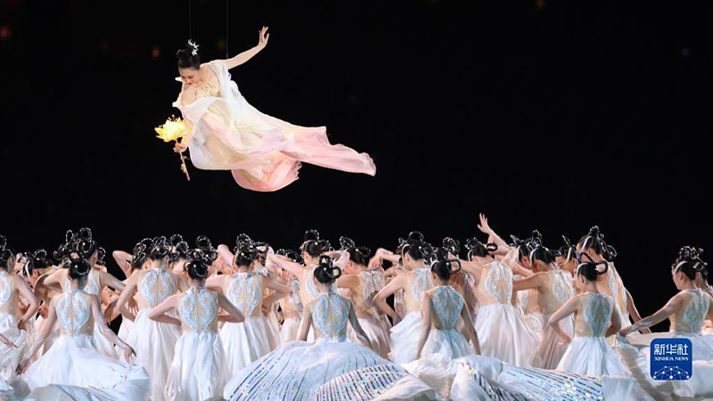 Tiết mục biểu diễn văn nghệ tại lễ bế mạc.