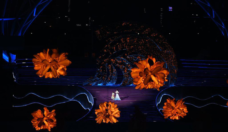 Các tiết mục biểu diễn nghệ thuật với điểm nhấn là hoa quế vàng-biểu tượng mùa thu của thành phố Hàng Châu. Các tiết mục biểu diễn nghệ thuật với điểm nhấn là hoa quế vàng-biểu tượng mùa thu của thành phố Hàng Châu.