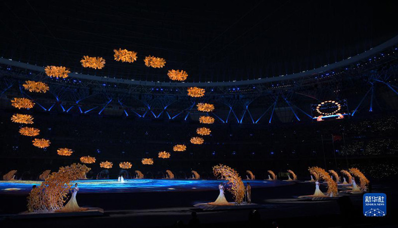 Các tiết mục biểu diễn nghệ thuật với điểm nhấn là hoa quế vàng-biểu tượng mùa thu của thành phố Hàng Châu. Các tiết mục biểu diễn nghệ thuật với điểm nhấn là hoa quế vàng-biểu tượng mùa thu của thành phố Hàng Châu.