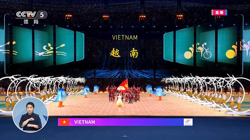 Đoàn thể thao người khuyết tật Việt Nam tiến vào sân vận động. Đoàn thể thao người khuyết tật Việt Nam tiến vào sân vận động.