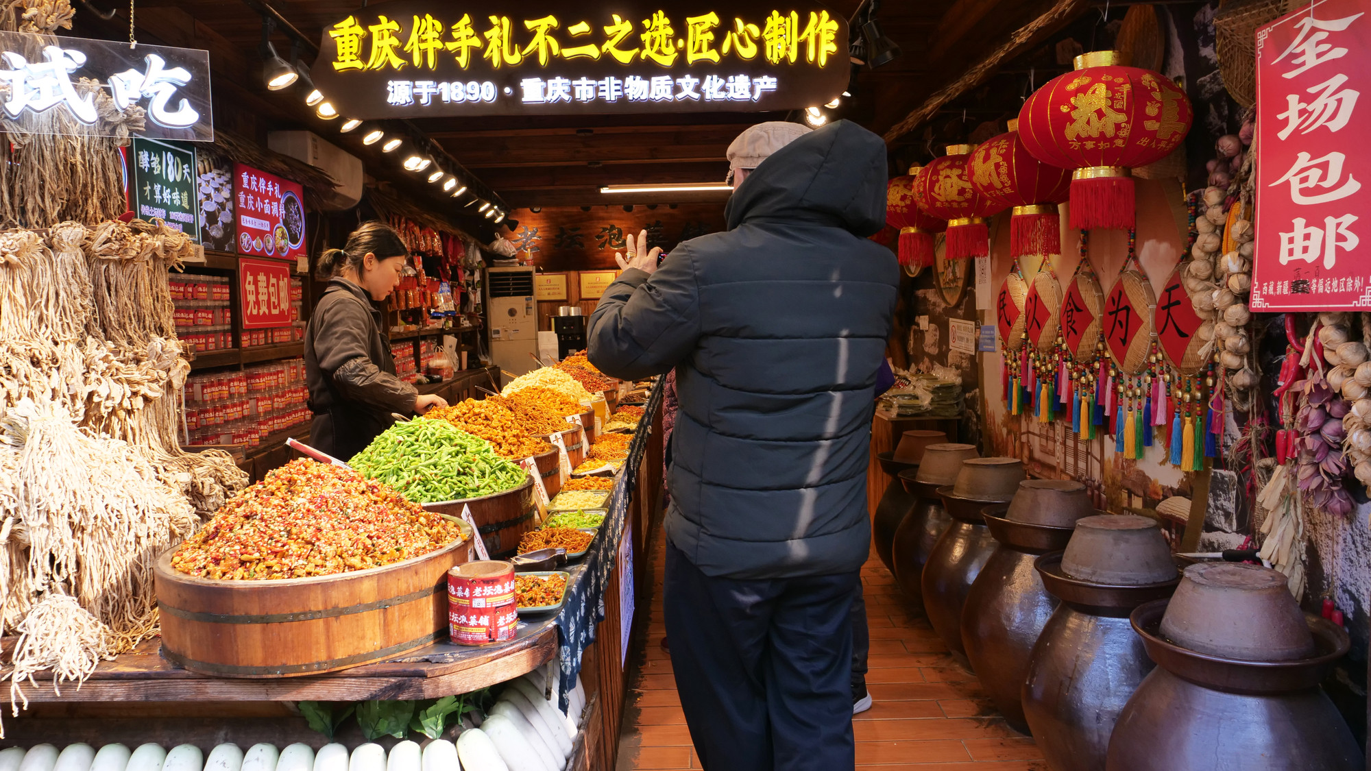 Không thể không nhắc đến đồ ăn kèm là các loại rau dưa muối như cải muối, củ cải muối. Không thể không nhắc đến đồ ăn kèm là các loại rau dưa muối như cải muối, củ cải muối.