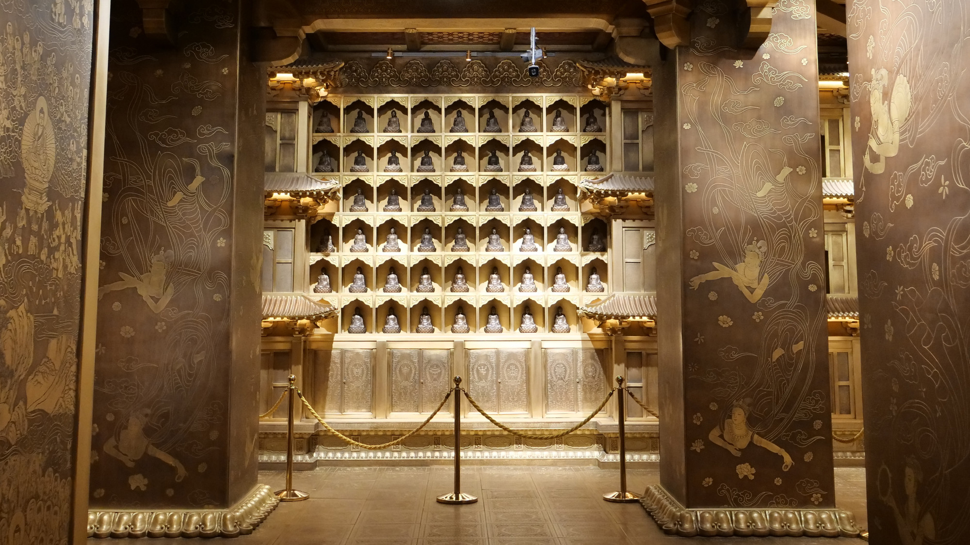 Với 100 tấn đồng nguyên chất, địa cung trông huy hoàng, rực rỡ bởi mọi chi tiết đều được làm bằng đồng.