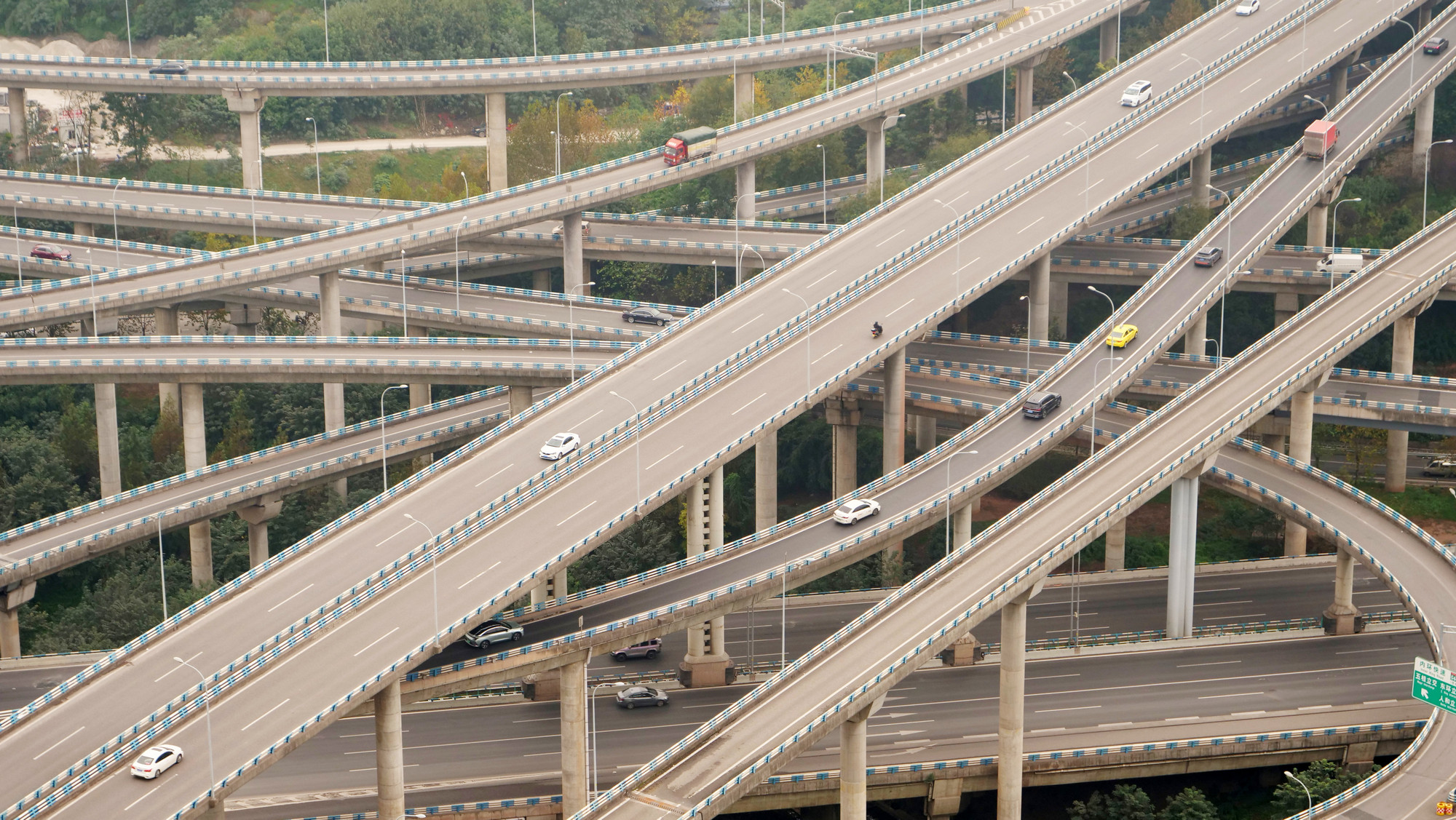 Núi giao cầu vượt Hoàng Giác Loan gồm 5 tầng cao 37m, với 20 đường nhánh tỏa đi 8 hướng.