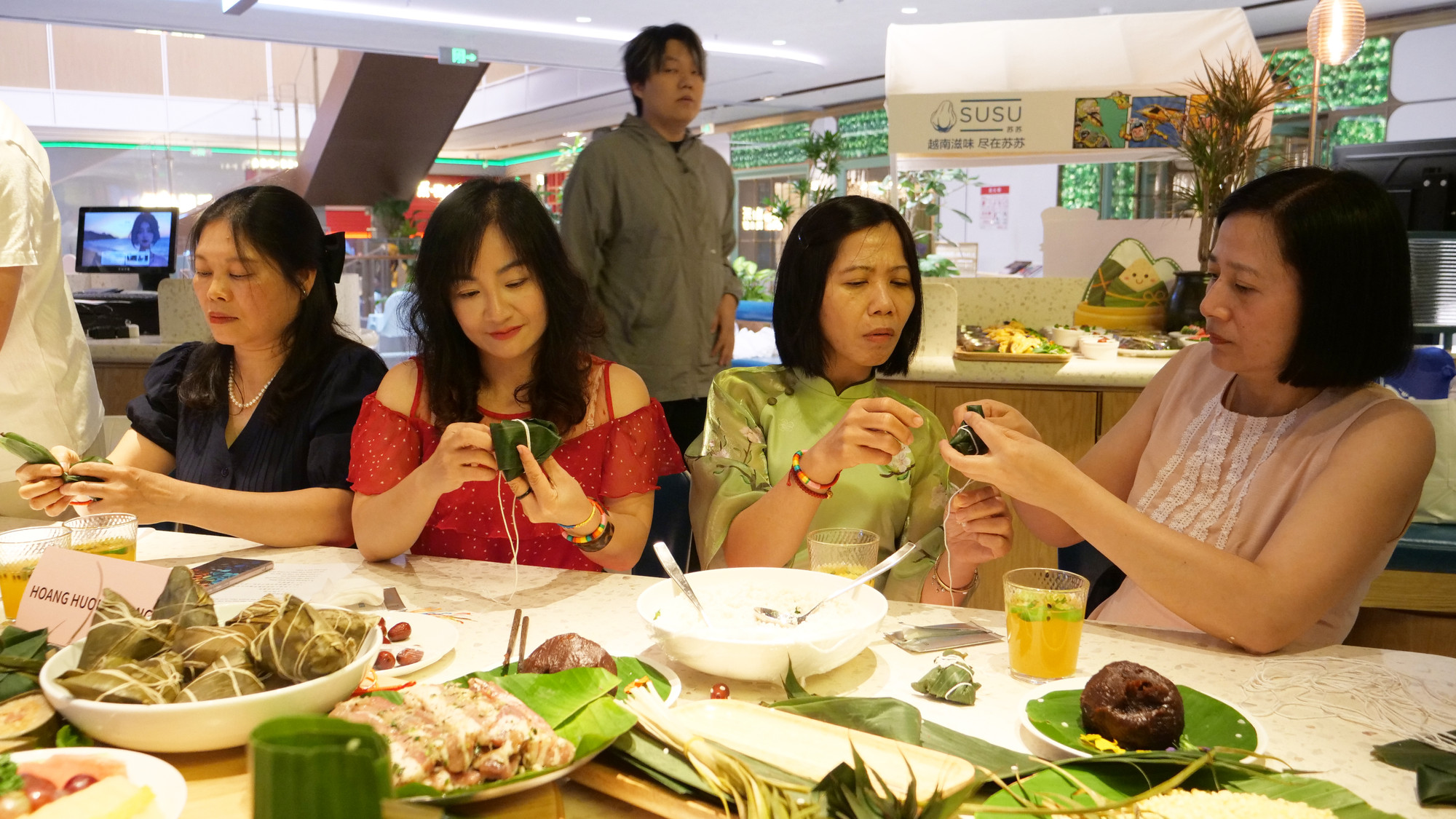 Là loại bánh truyền thống của người Trung Quốc, thường được làm vào dịp Tết Đoan Ngọ 5/5 âm lịch, bánh ú có thành phần chính là gạo nếp, nhân bánh tùy khẩu vị từng vùng có thể là nhân lạc, táo đỏ, đậu xanh hoặc nhân thịt và dùng lá tre để gói bánh rồi luộc chín.