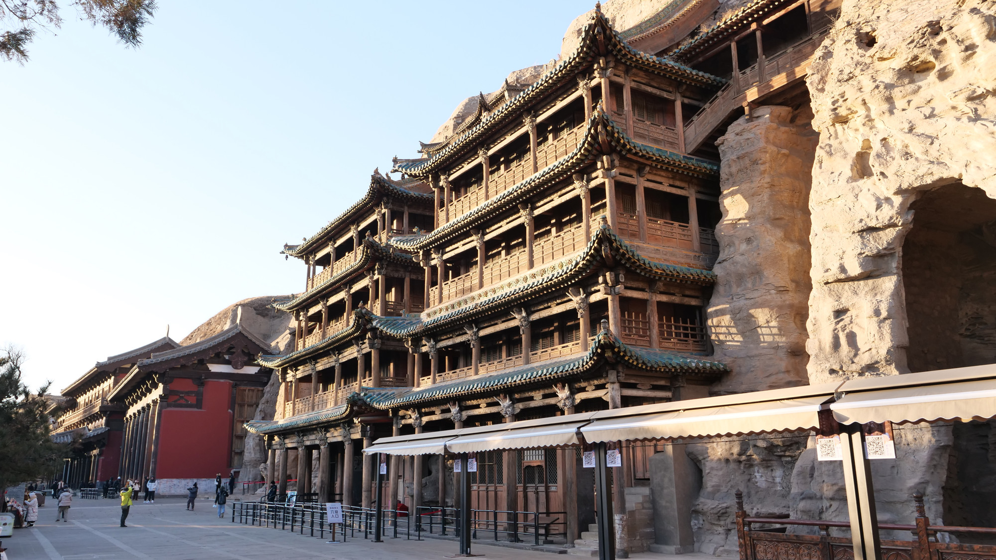 Hang đá số 5 và hang đá số 6 lần lượt có tên là động Đại Phật và động Phật Thích Ca. Hai công trình gỗ bốn tầng phía trước động được xây dựng vào năm 1651. Bên trong hai di tích này có nhiều tác phẩm điêu khắc đá kỳ vĩ nhất ở Vân Cương như: tượng phật ngồi cao 17m; trụ tháp đá tứ giác chín tầng cao 15m chạm khắc các vị phật, bồ tát; bộ tranh bích họa 30 bức...