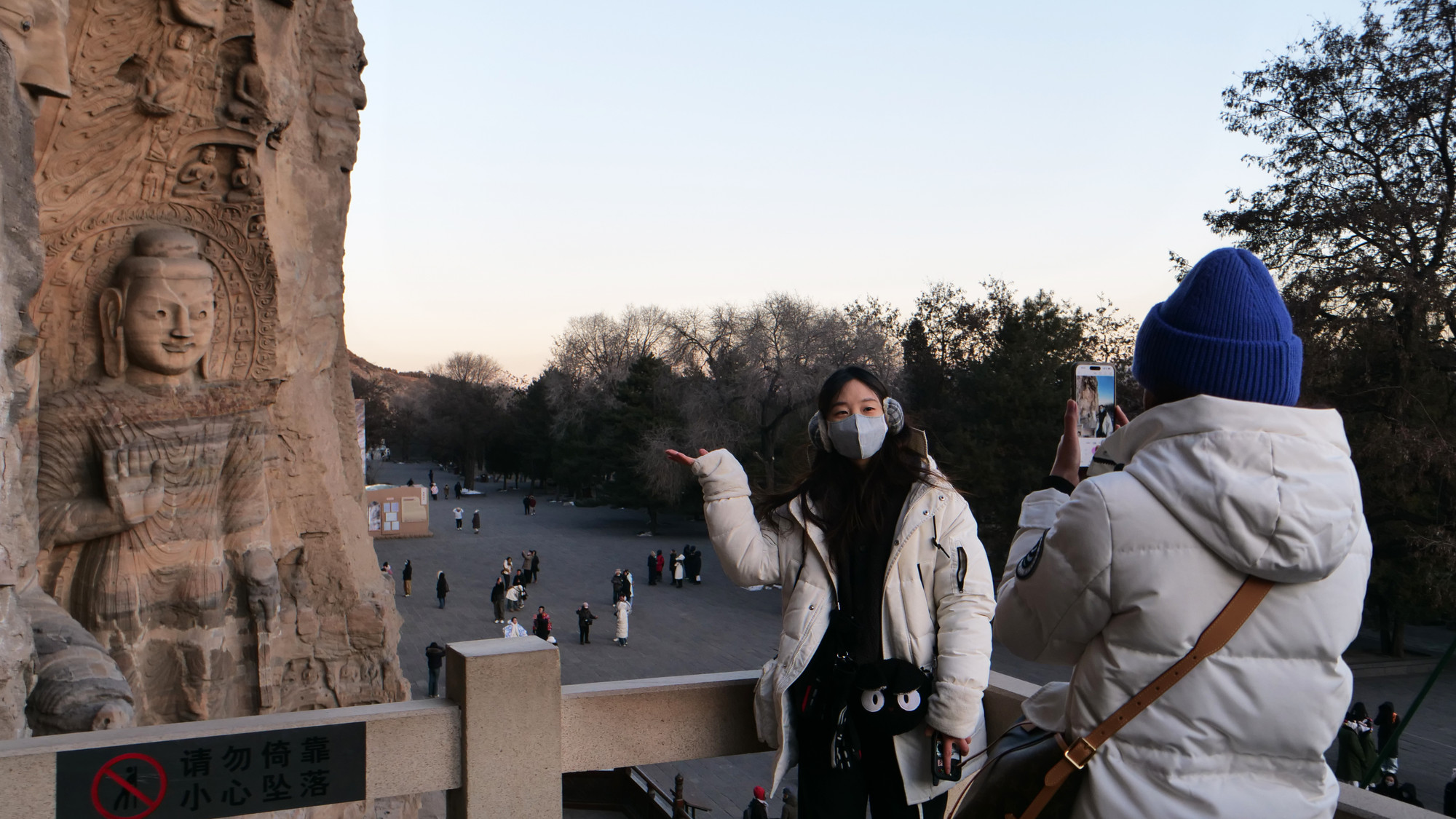 Một góc chụp ảnh check-in toàn cảnh hang đá Vân Cương từ trên cao được nhiều bạn trẻ chia sẻ trên mạng xã hội.