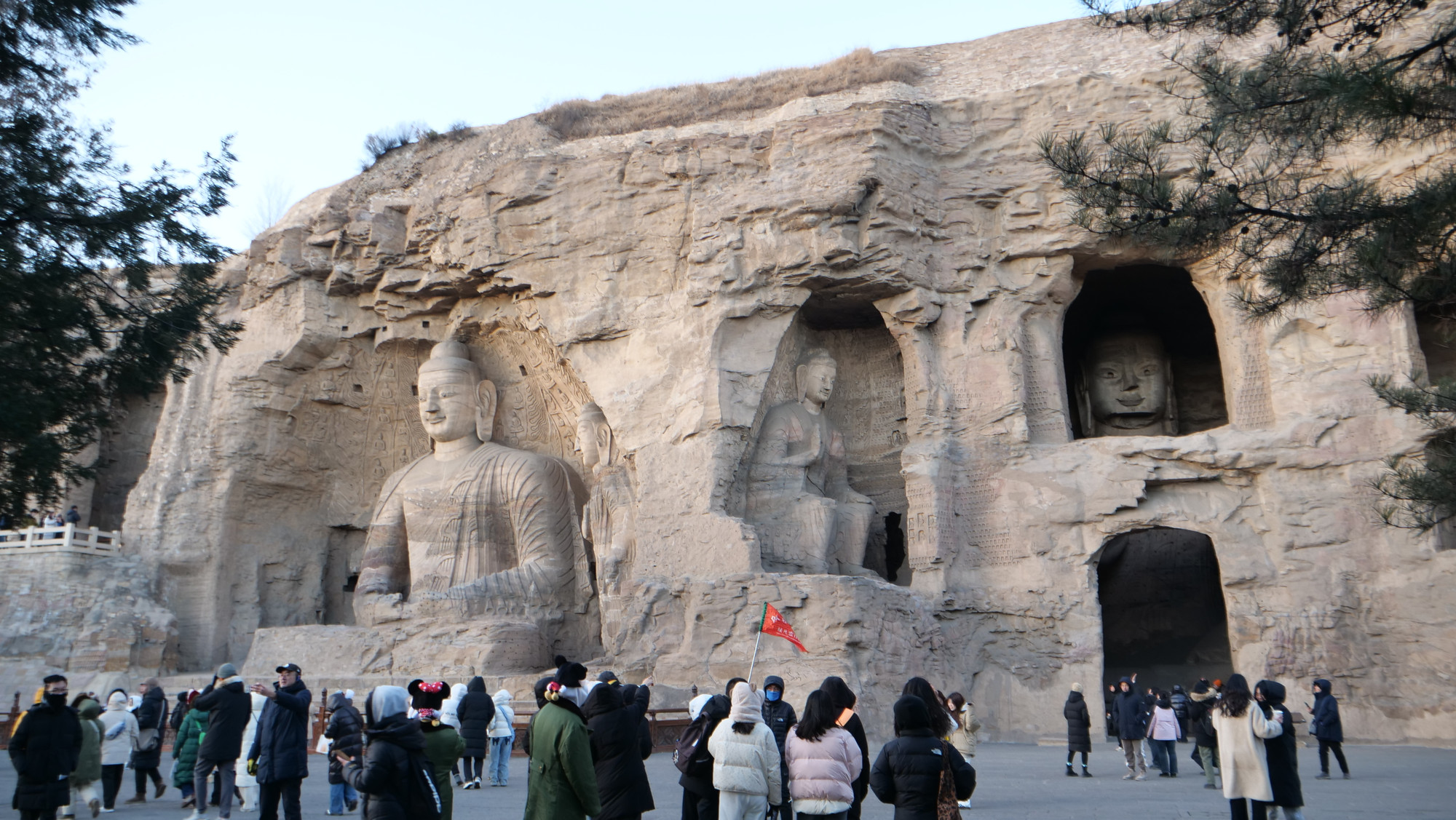 Hang đá số 19 với bức tượng Phật Tổ ngồi kiết già cao 16,8m. Đây là bức tượng phật lớn thứ hai ở quần thể hang đá Vân Cương.