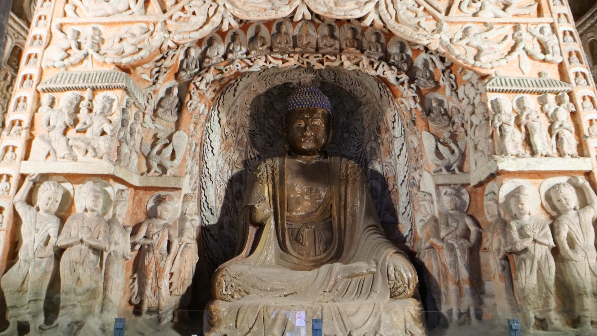 Một ô đá chạm khắc tượng phật ngồi ở tầng dưới cùng của trụ tháp đá.