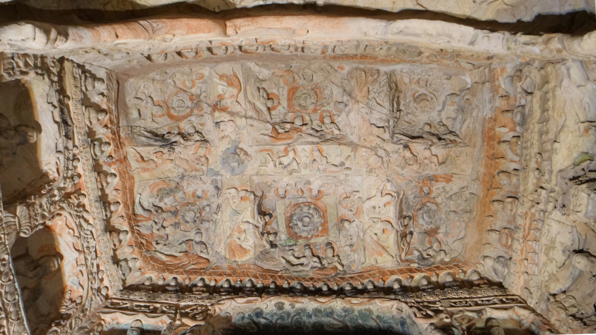 Đỉnh hang được phân thành các ô chạm khắc các vị thần và các loài muông thú như: khổng tước, sư tử, hổ, chim...