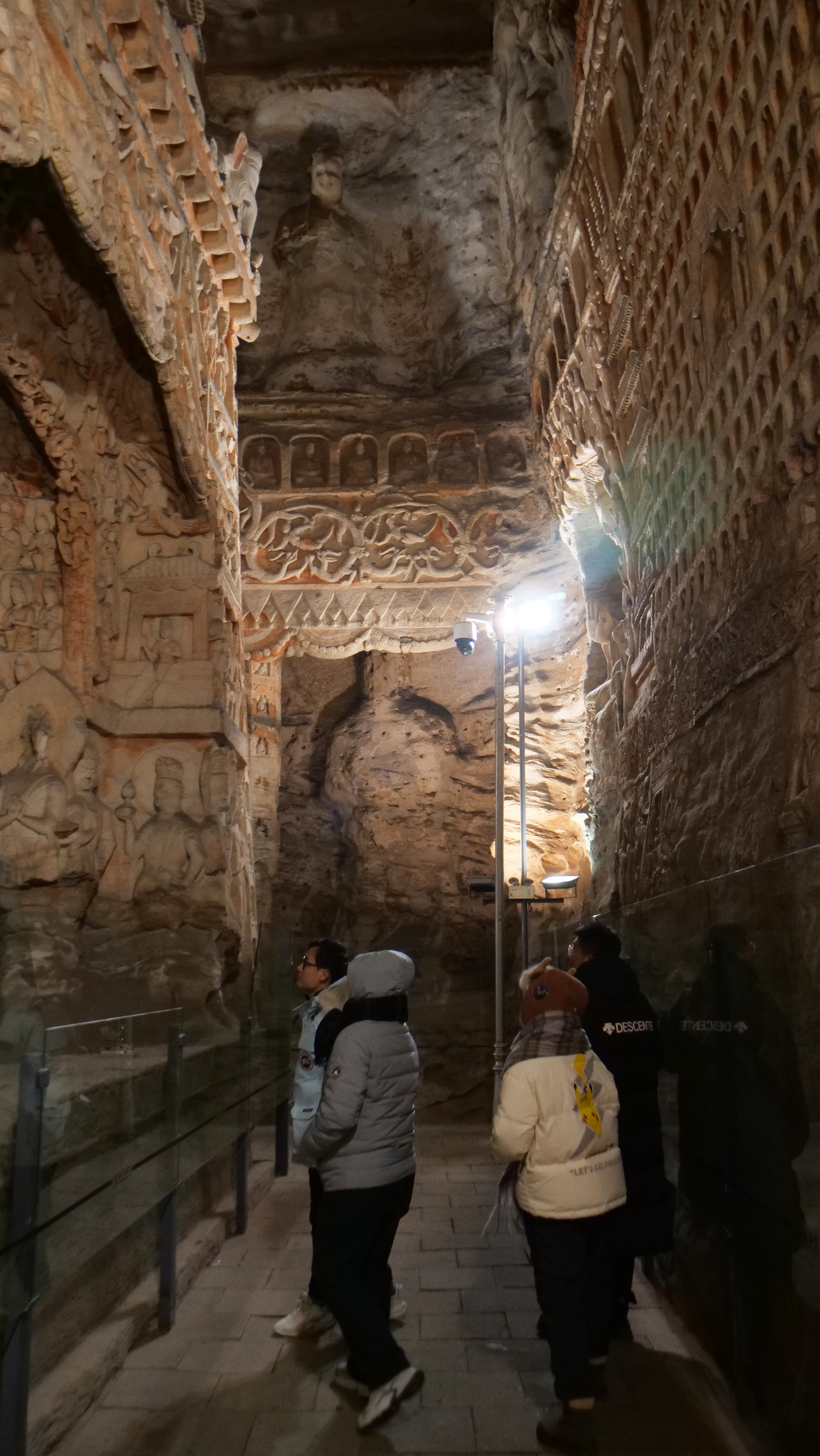 Bên trong hang đá, rất nhiều tượng phật và họa tiết, hoa văn được chạm khắc tinh xảo, sống động từ dưới chân lên đến đỉnh hang.