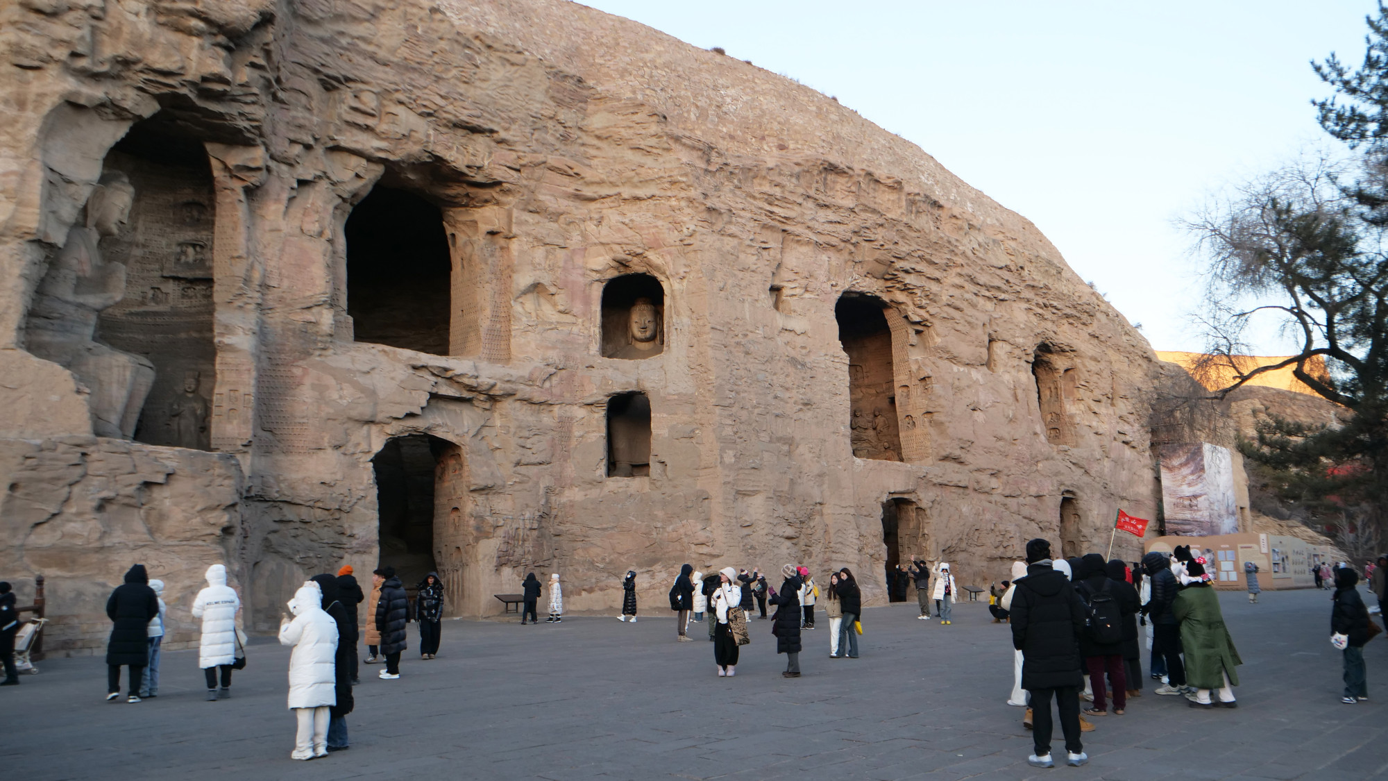 Với 20 di tích hang đá được đánh số thứ tự từ 1 đến 20, du khách sẽ tham quan quần thể hang đá Vân Cương khoảng 2-3 tiếng với lộ trình dài khoảng 1km.