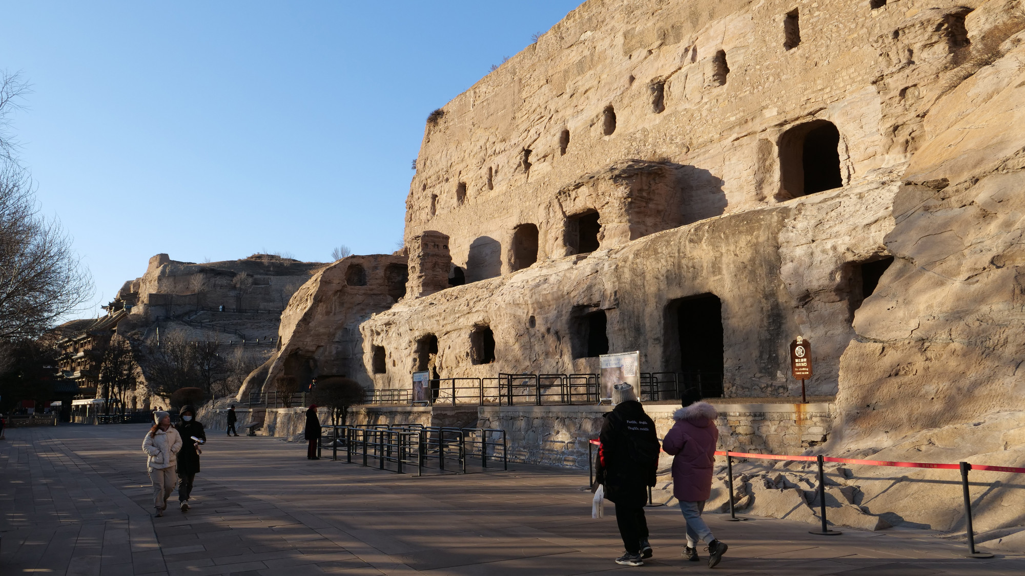 Hang động số 3 có tên là Linh Nham Tự. Đây là hang động rộng nhất ở quần thể hang đá Vân Cương. Ban đầu có kiến trúc lầu gỗ ở bên ngoài, nhưng hiện giờ chỉ còn 12 lỗ dầm trên cùng; tầng thứ hai có hai tháp vuông ba tầng ở hai đầu, ở giữa là ô cửa lấy sáng.