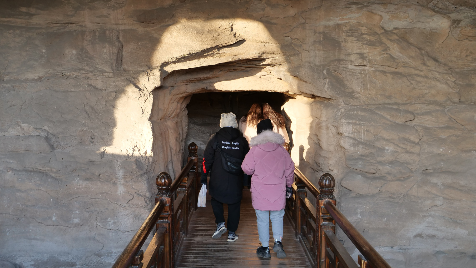 Trong quá trình tạo tác, ô cửa lấy sáng được tính toán chính xác để nắng chiều chiếu đúng lối vào hang đá Linh Nham Tự.