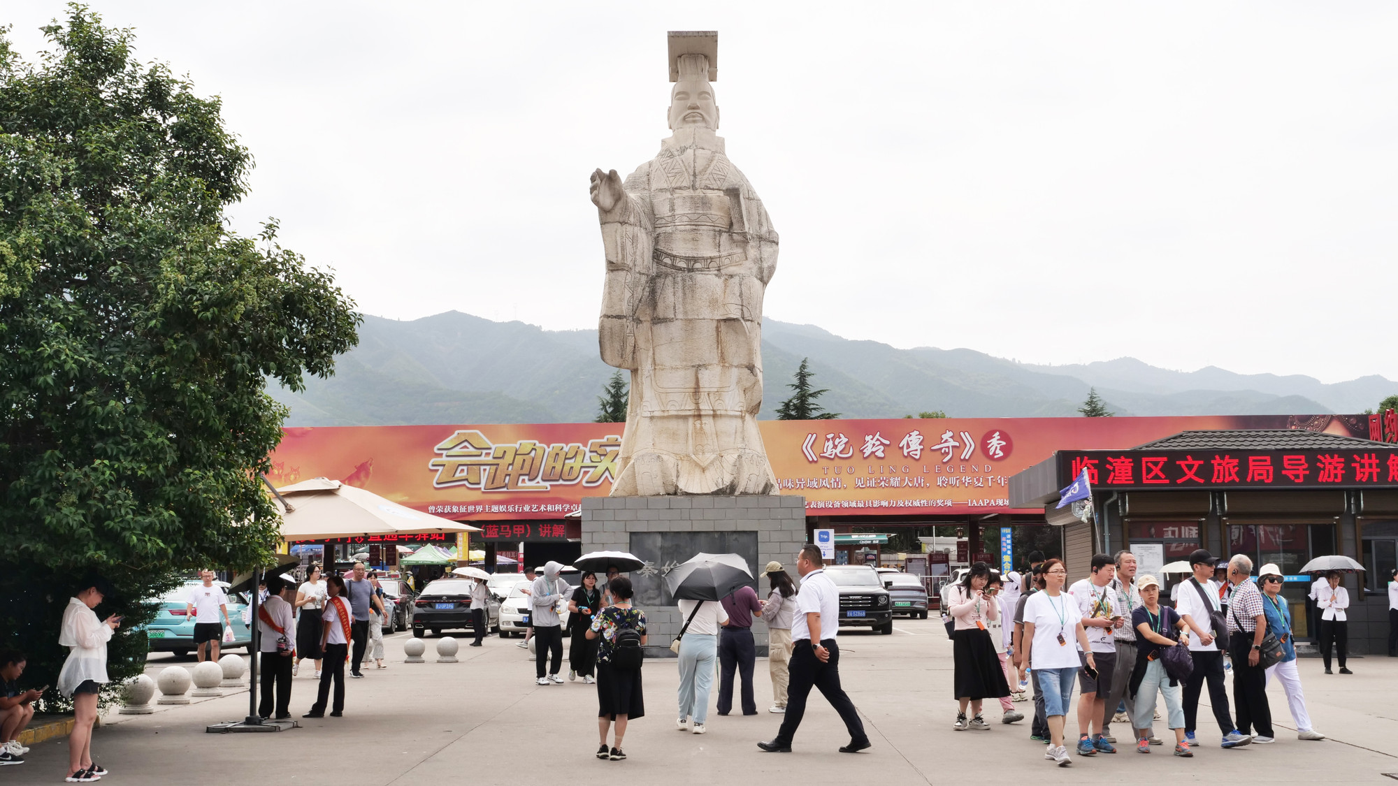 Dù đã qua cao điểm du lịch hè, nhưng Bảo tàng tượng đất nung Tần Thủy Hoàng vẫn tấp nập người và xe.