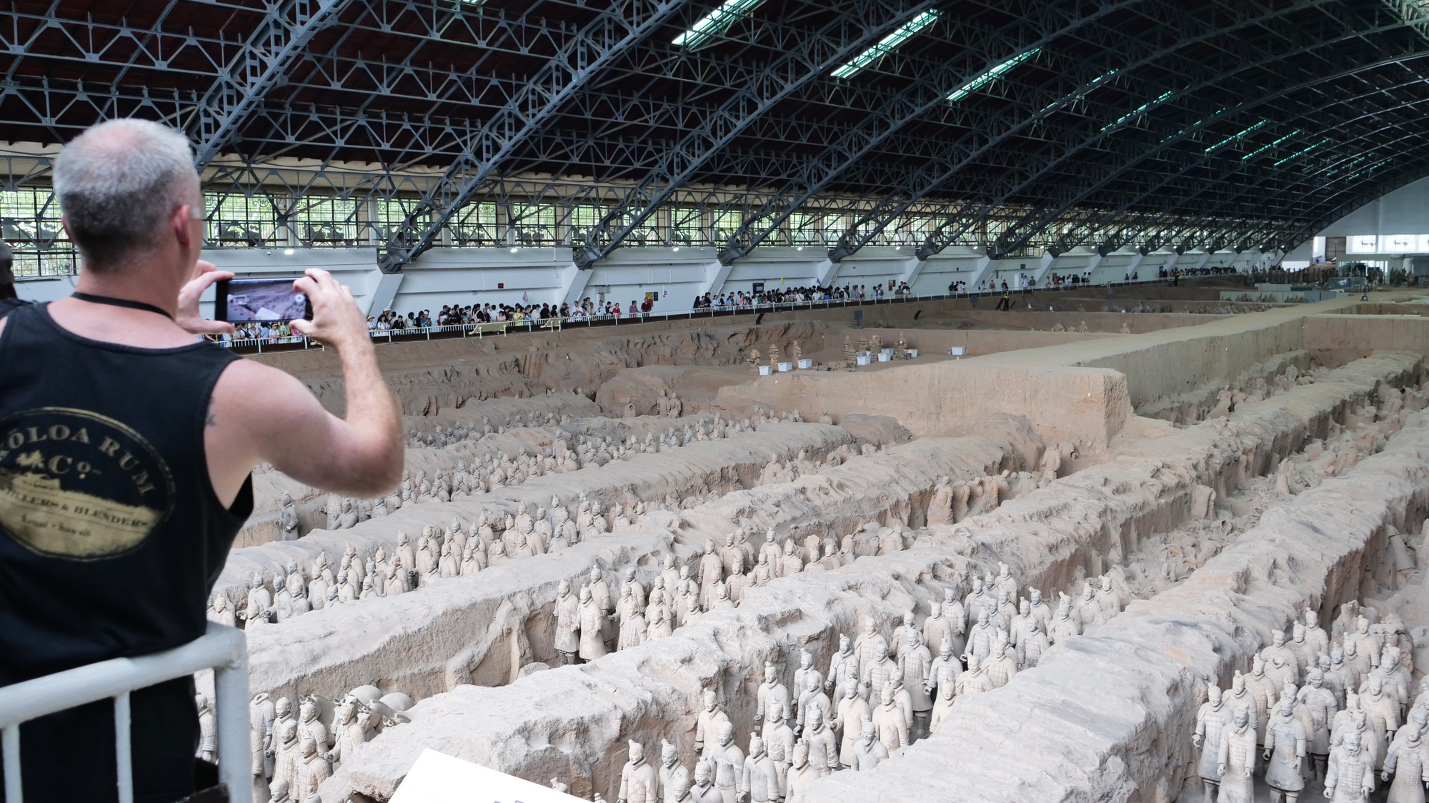 Phía trước của hố khảo cổ số 1 là nơi khai quật và trưng bày các tượng đất nung.