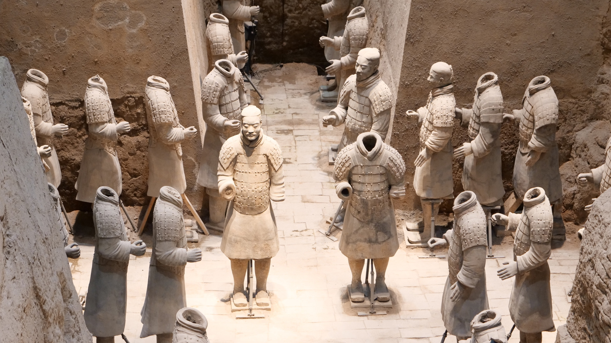 Các đường đi, hàng lang nối các phòng đều có binh lính đứng canh gác.