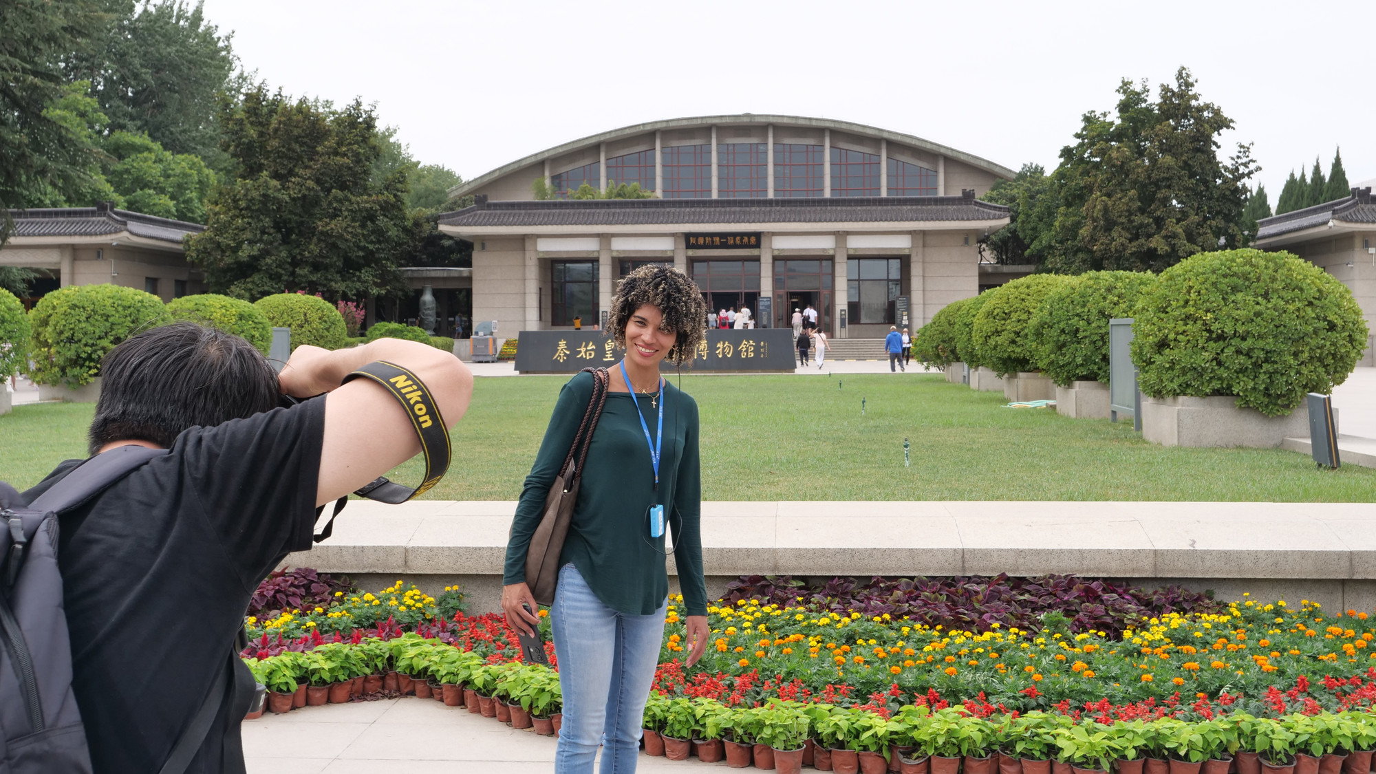 Du khách nước ngoài chụp ảnh trước khu nhà trưng bày hố khảo cổ số 1.