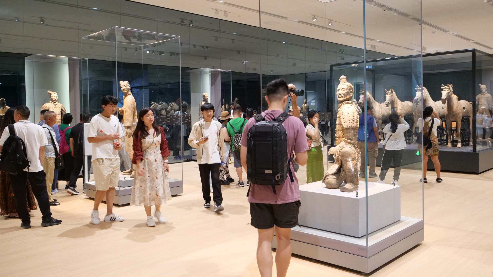 Tượng đất nung trong tư thế bắn cung hấp dẫn nhiều du khách.