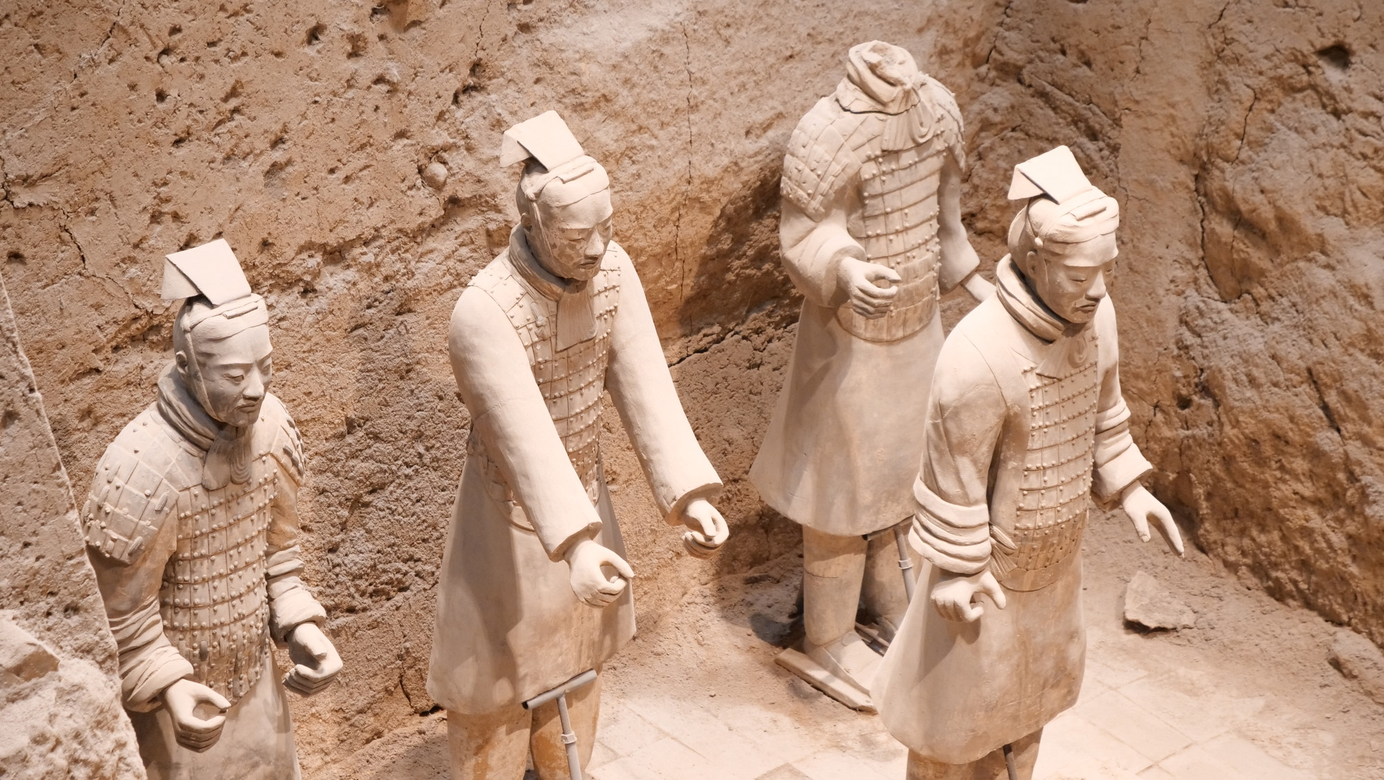 Trang phục, áo giáp, khăn cuốn cổ của mỗi tượng đất nung đều không giống nhau.