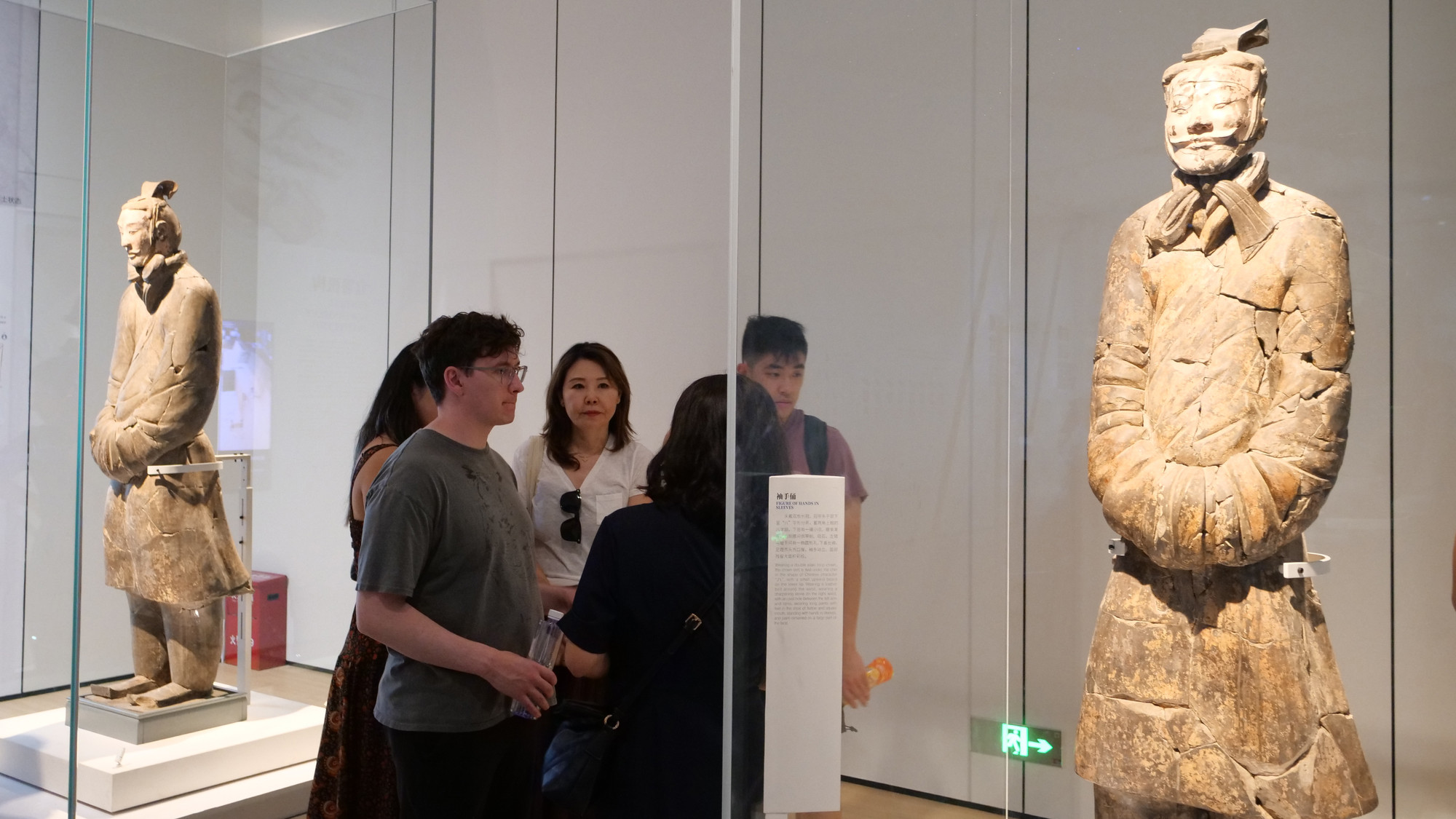 Du khách có thể đến Phòng trưng bày Bảo tàng tượng đất nung Tần Thủy Hoàng để tham quan, tìm hiểu kỹ hơn về tượng đất nung.